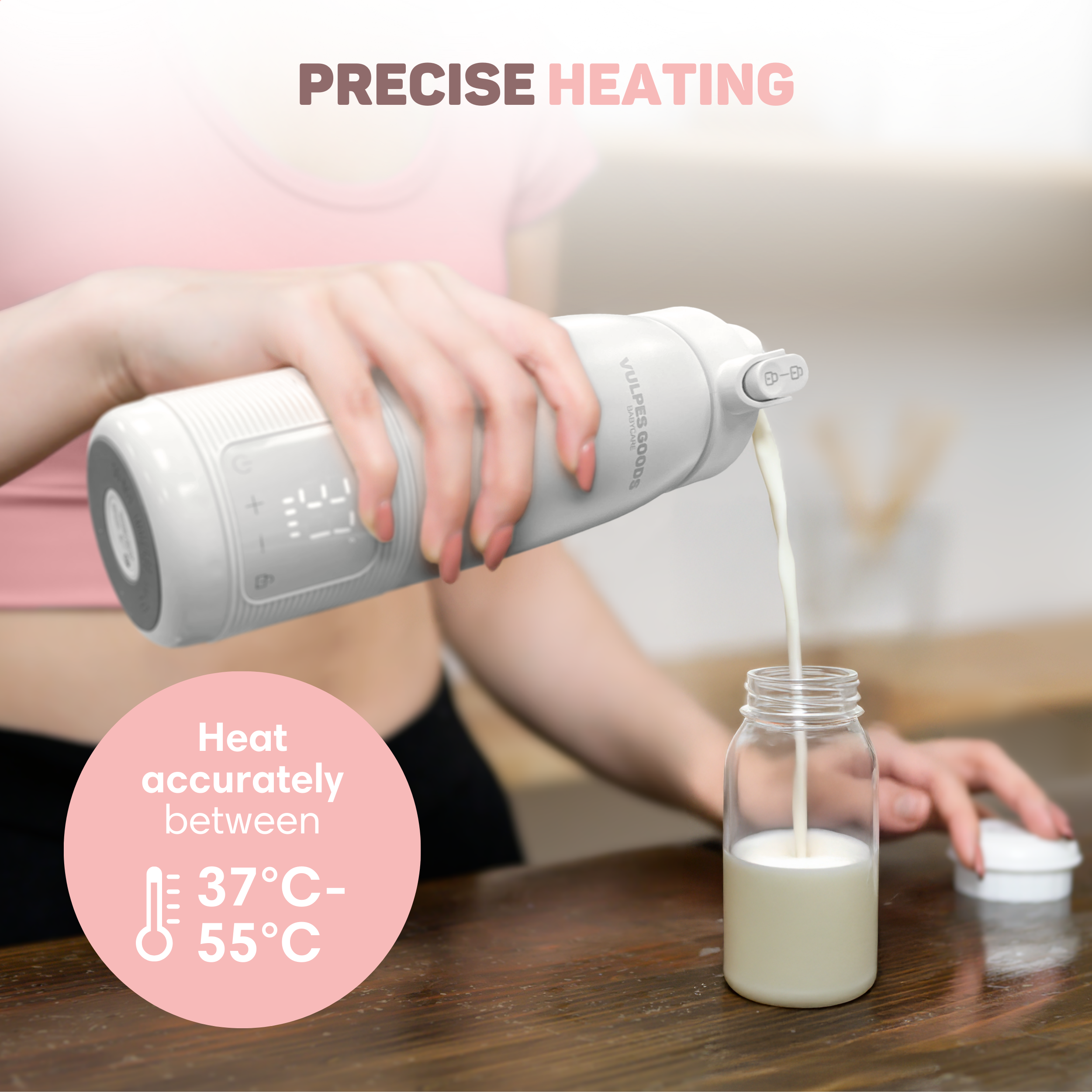 Eine Person gießt Milch aus einem weißen Fläschchen in ein Glas. Präzises Heizen.