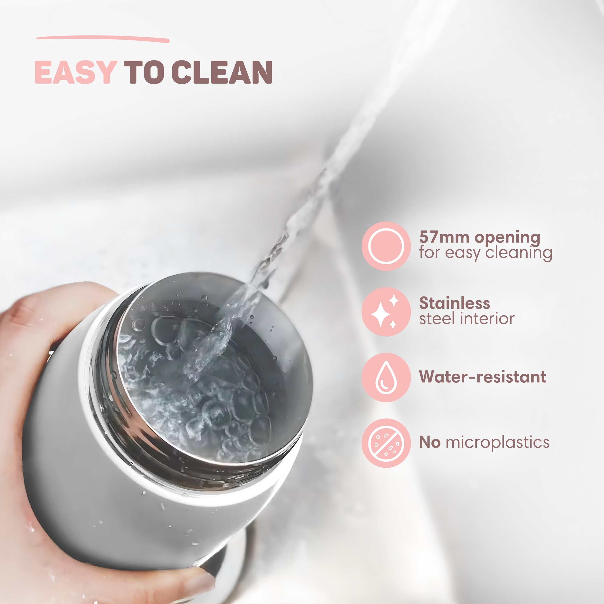 Wasser fließt in einen Becher, der mit "Easy to Clean" beworben wird.