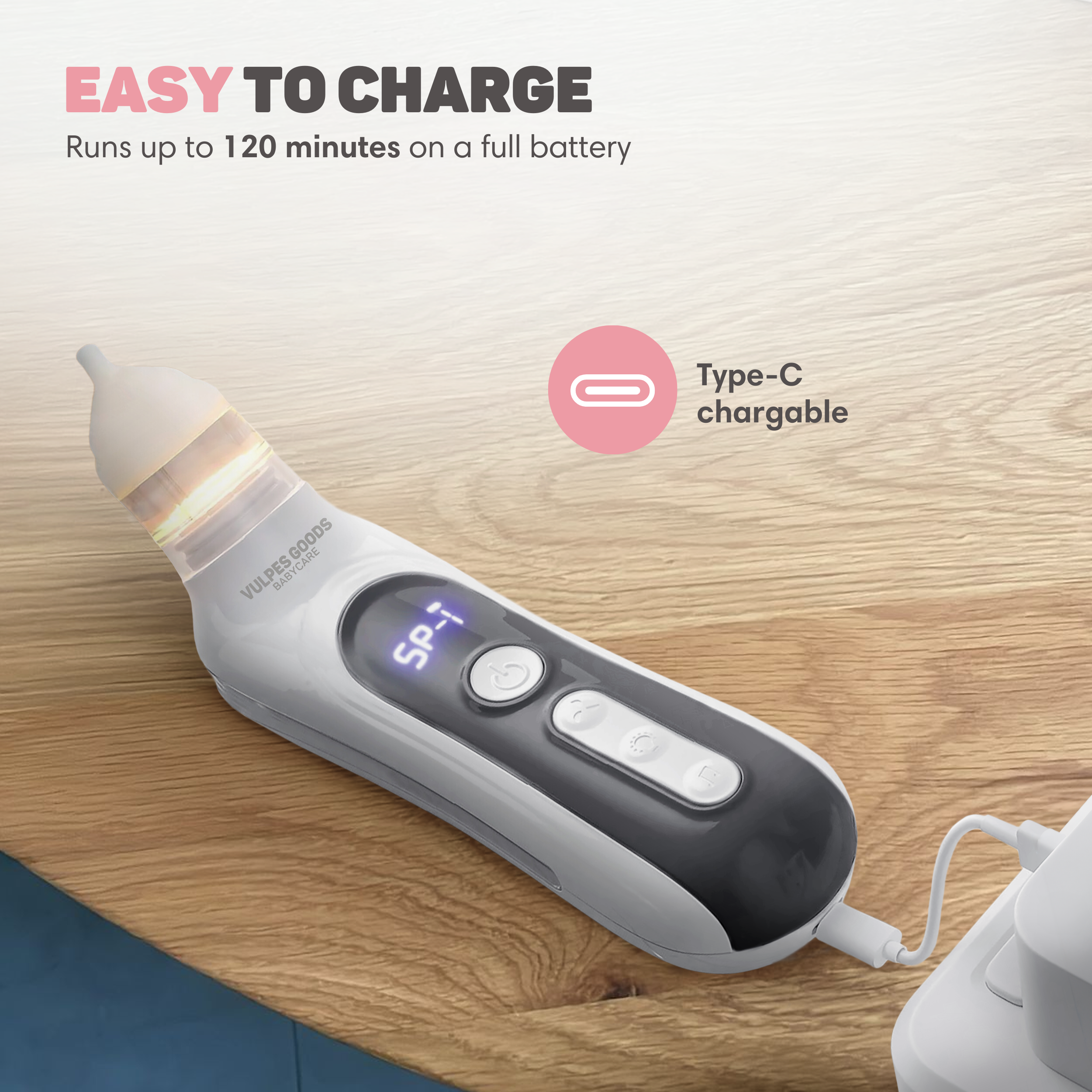 Ein weißes Babyflaschen-Sterilisationsgerät wird über USB-C geladen.