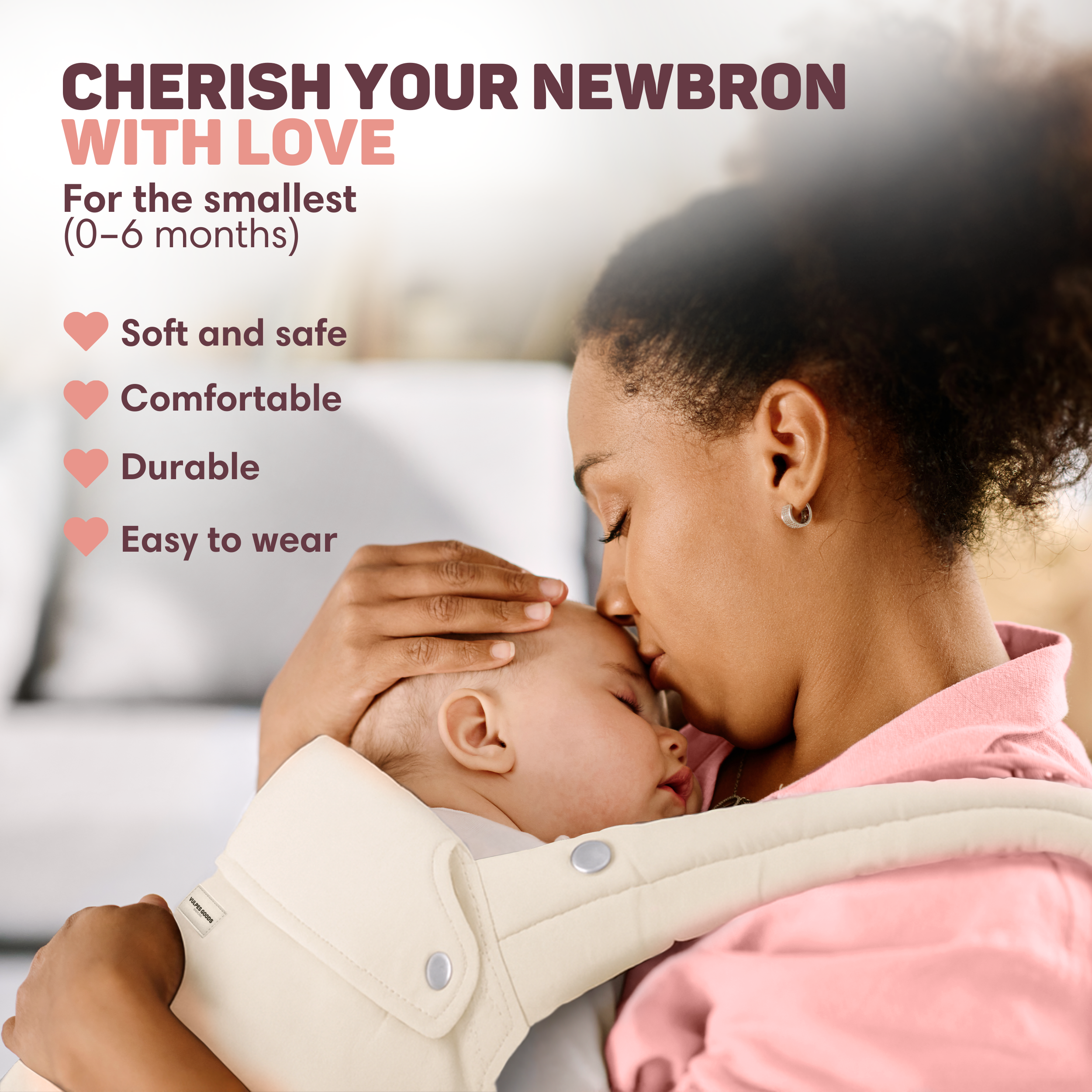Moeder kust baby op voorhoofd. Baby in draagzak. Tekst over liefde en comfort.