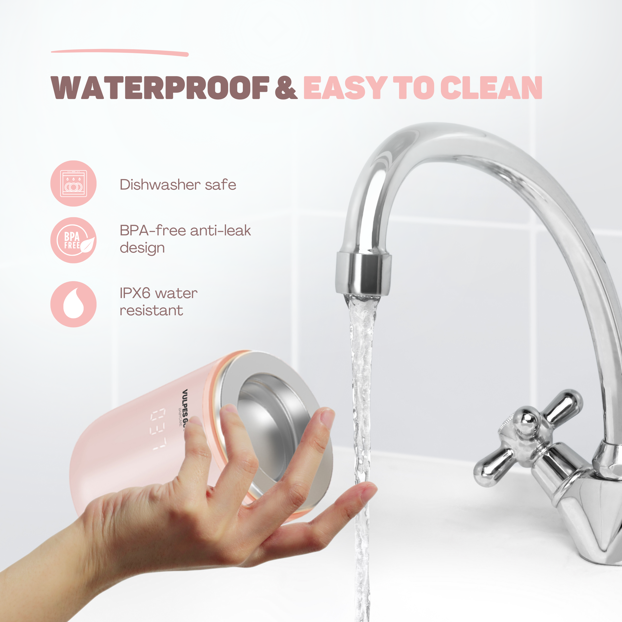 Eine Hand hält einen rosafarbenen Becher unter fließendem Wasser aus einem Chromwasserhahn.