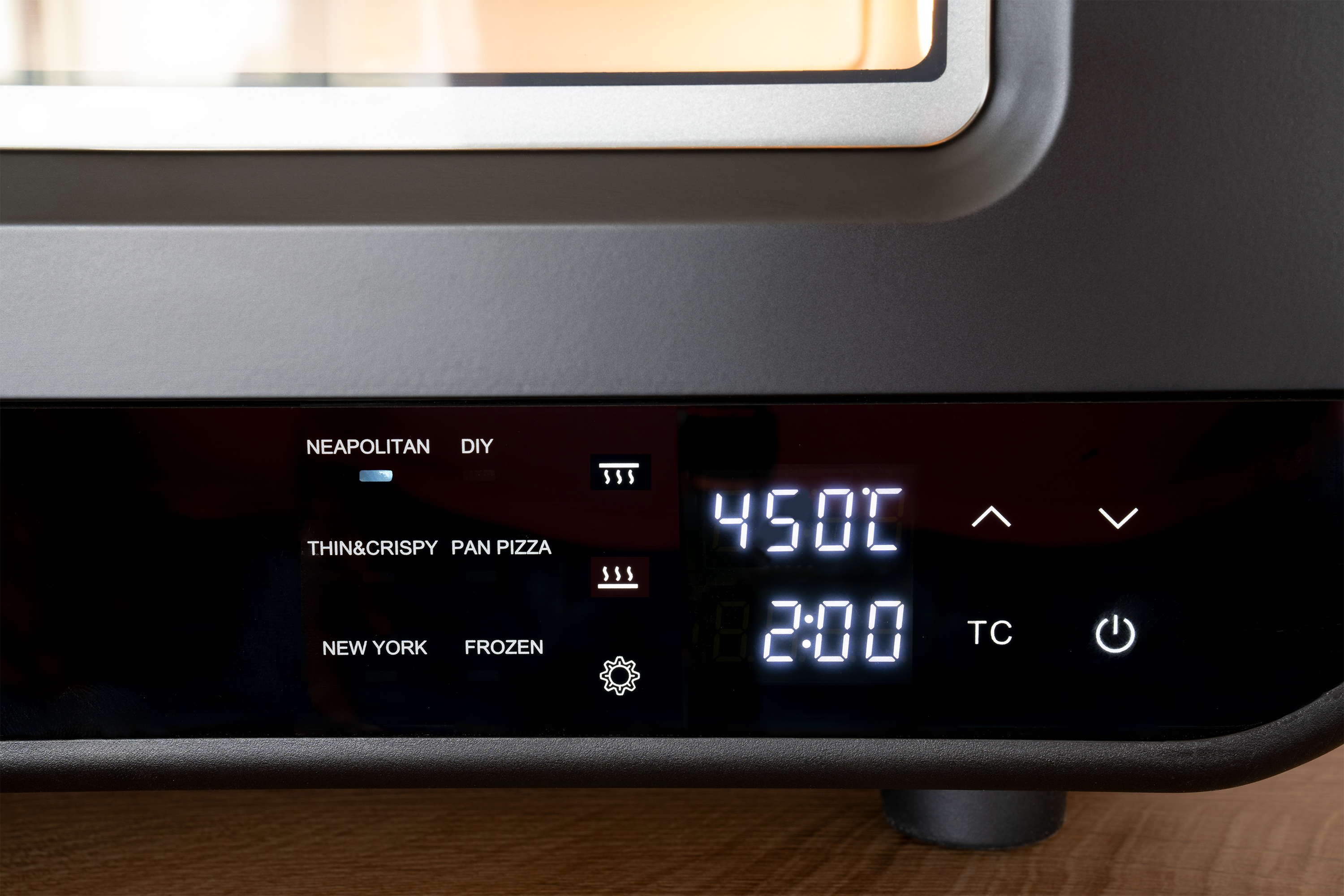 Ein Ofen-Display zeigt 450 Grad und 2 Minuten an, mit Optionen wie Neapolitan, DIY, Dünn & Knusprig.