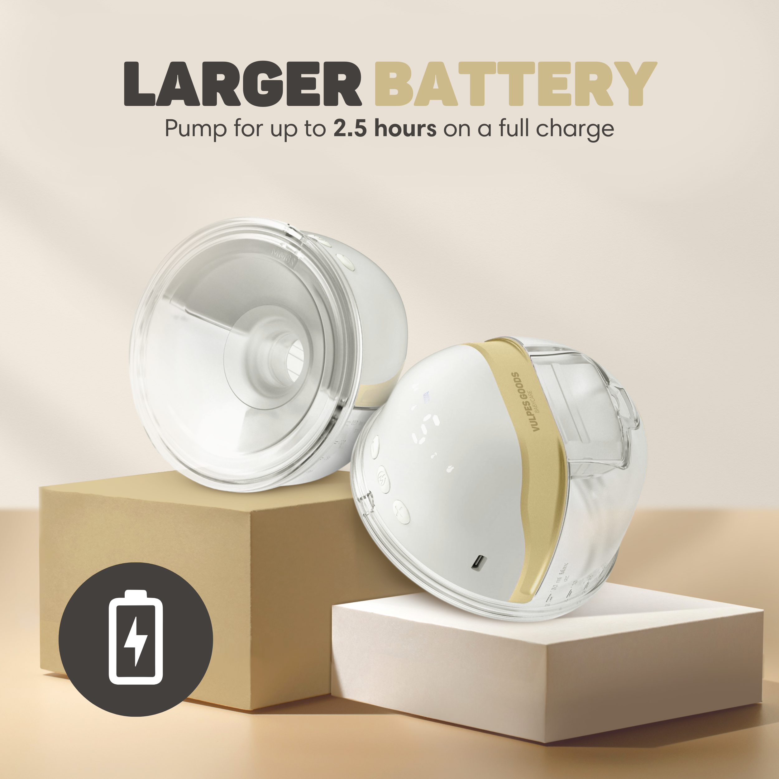 Zwei weiße Milchpumpen auf Podesten, eine mit Batterie-Symbol.