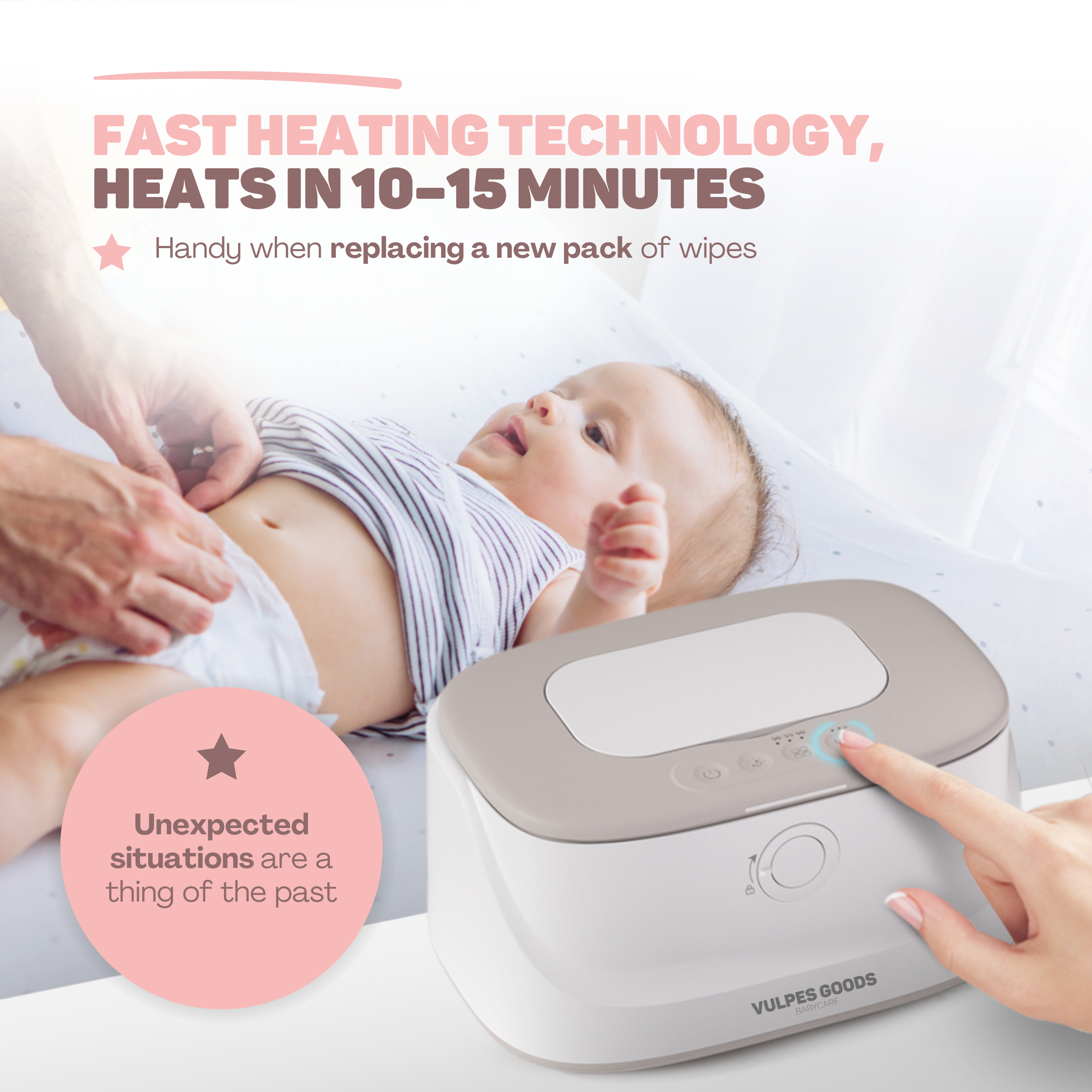 Een baby ligt op zijn rug terwijl een hand zijn luier verschoont. Een wisserwarmer staat in de buurt.
