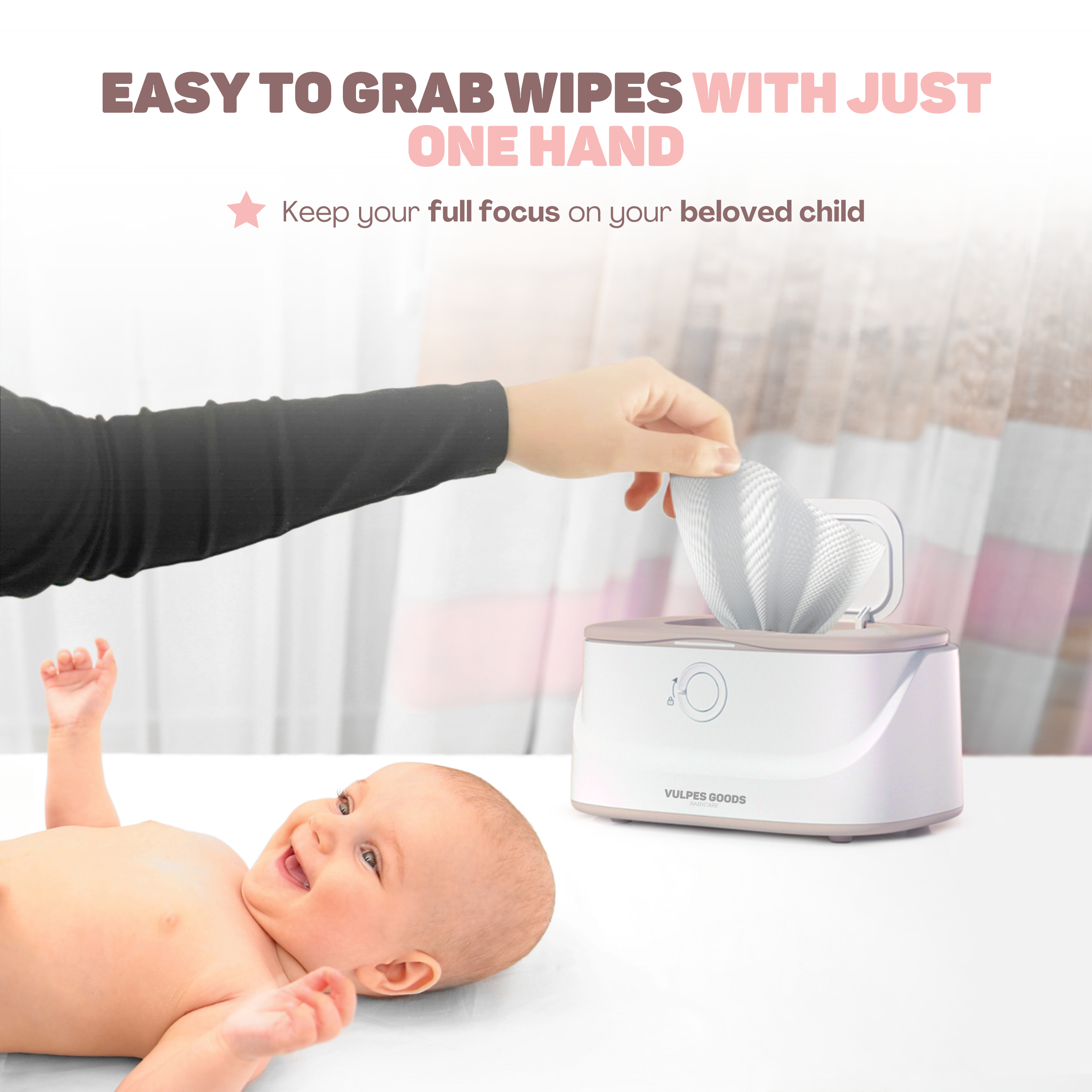 Een baby ligt op zijn rug. Een hand reikt naar een babydoekjesdispenser.