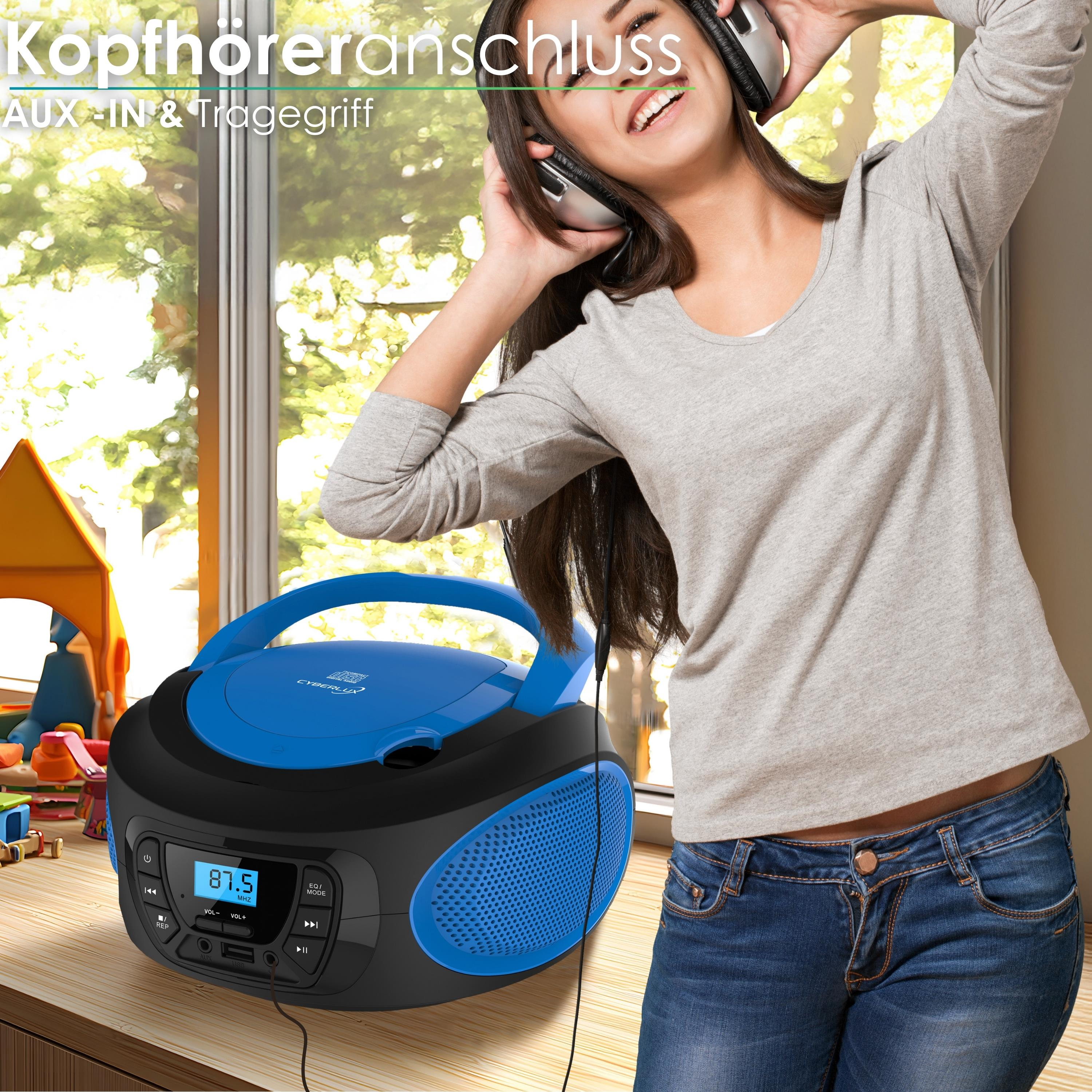 Frau mit Kopfhörern hört Musik von einem blauen CD-Player neben Spielzeug.