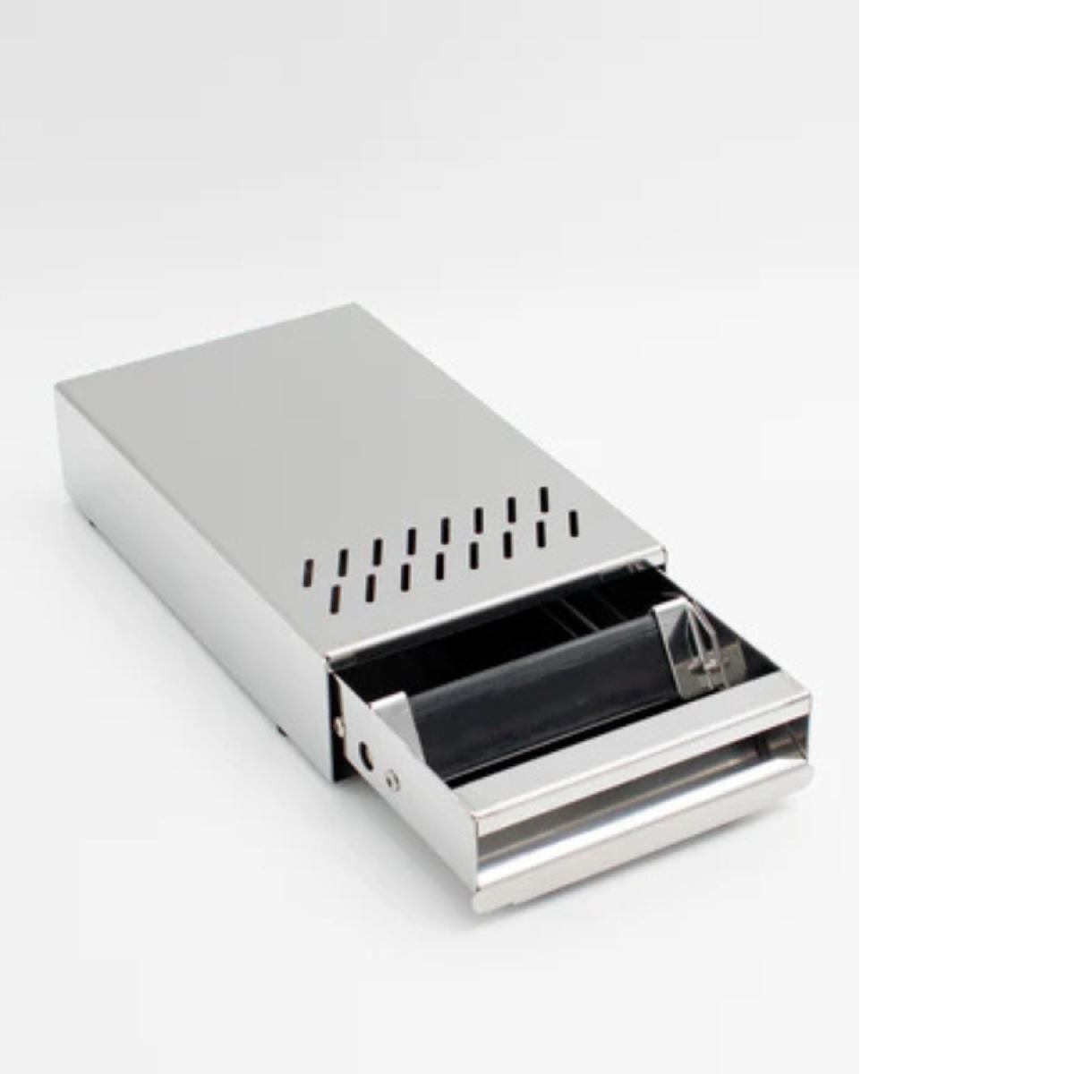 Een zilveren metalen lade met ventilatieopeningen en een zwart inzetstuk.