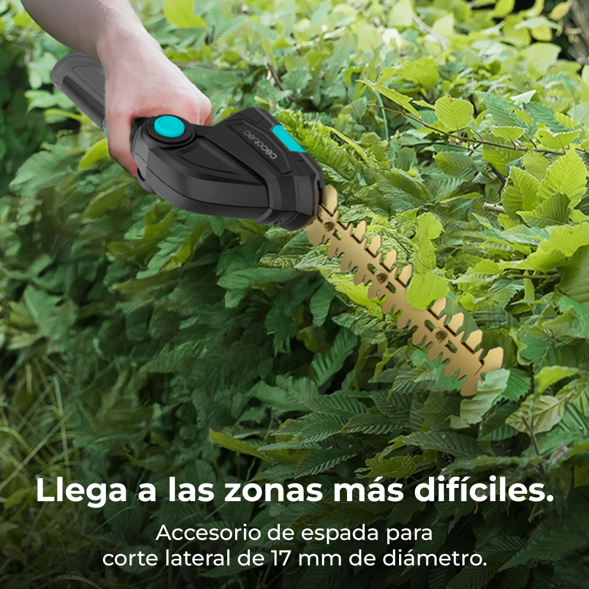 Una mano sujeta un cortasetos negro con cuchillas doradas contra follaje verde.