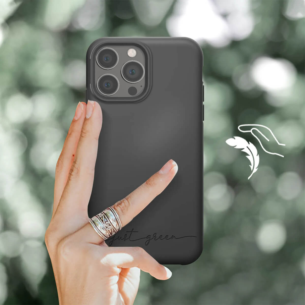 Eine Hand hält ein schwarzes Handy mit drei Kameras. "Just green" ist eingraviert.