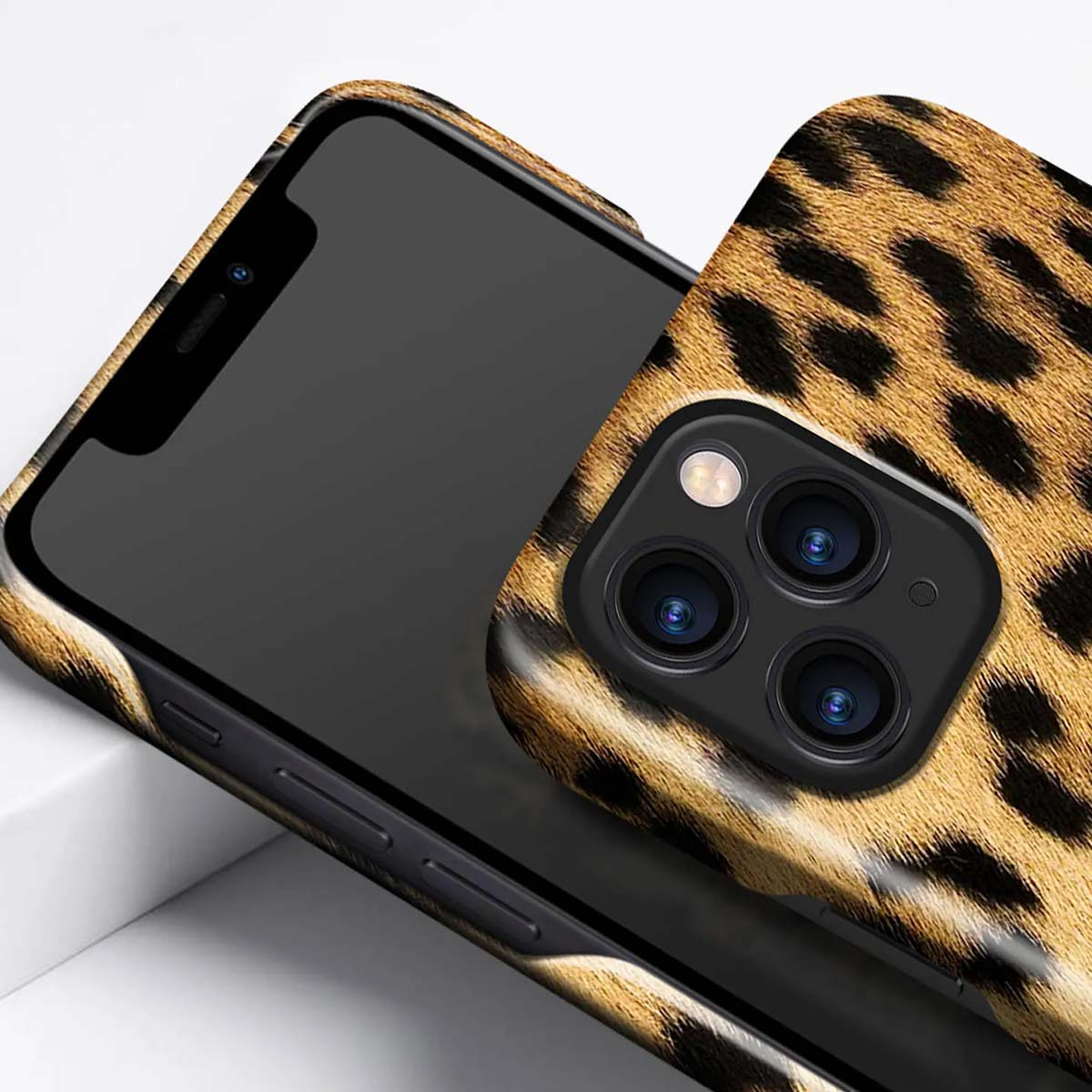 iPhone con custodia leopardata, tripla fotocamera e schermo nero.