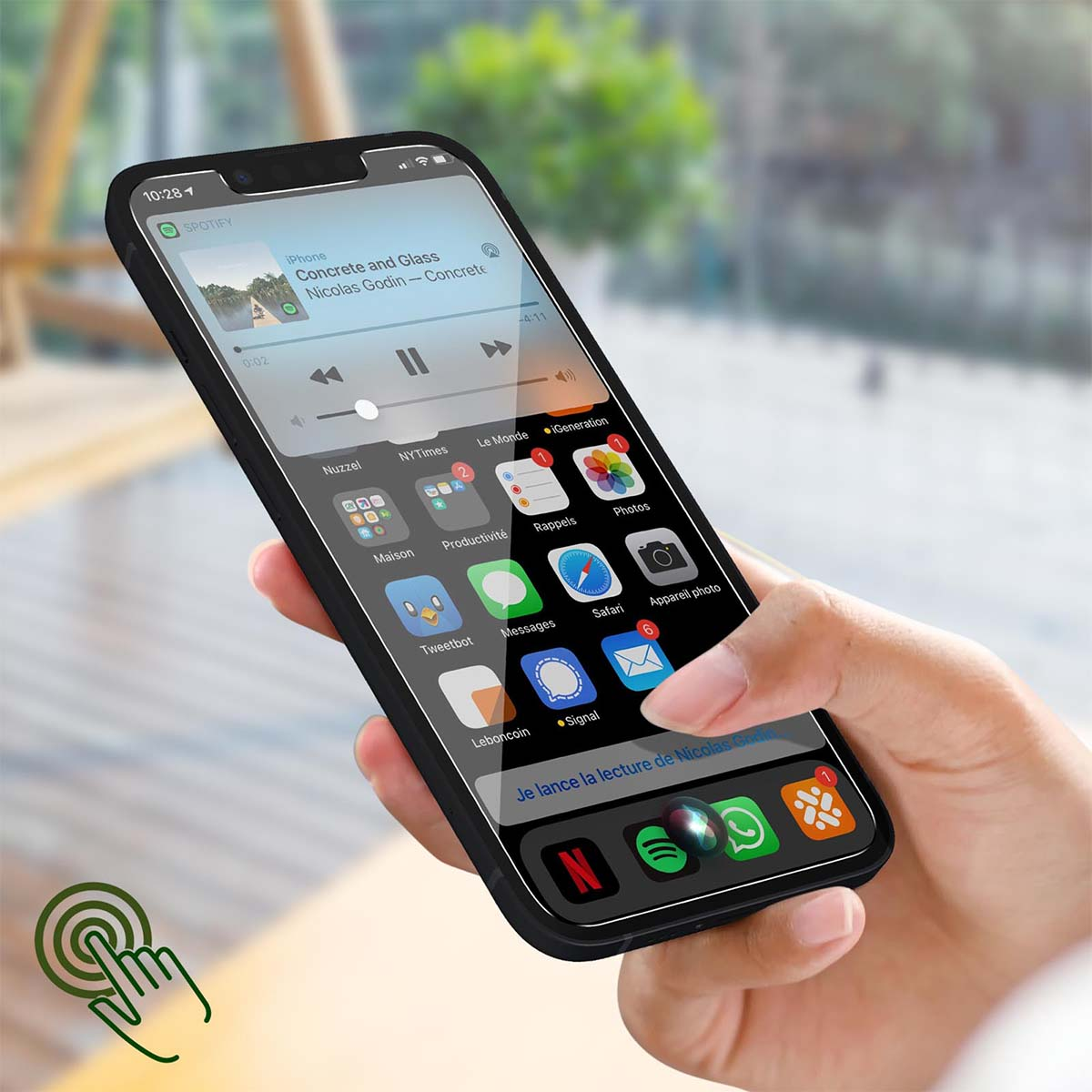 Een hand houdt een smartphone vast met app-pictogrammen en muziekweergave.