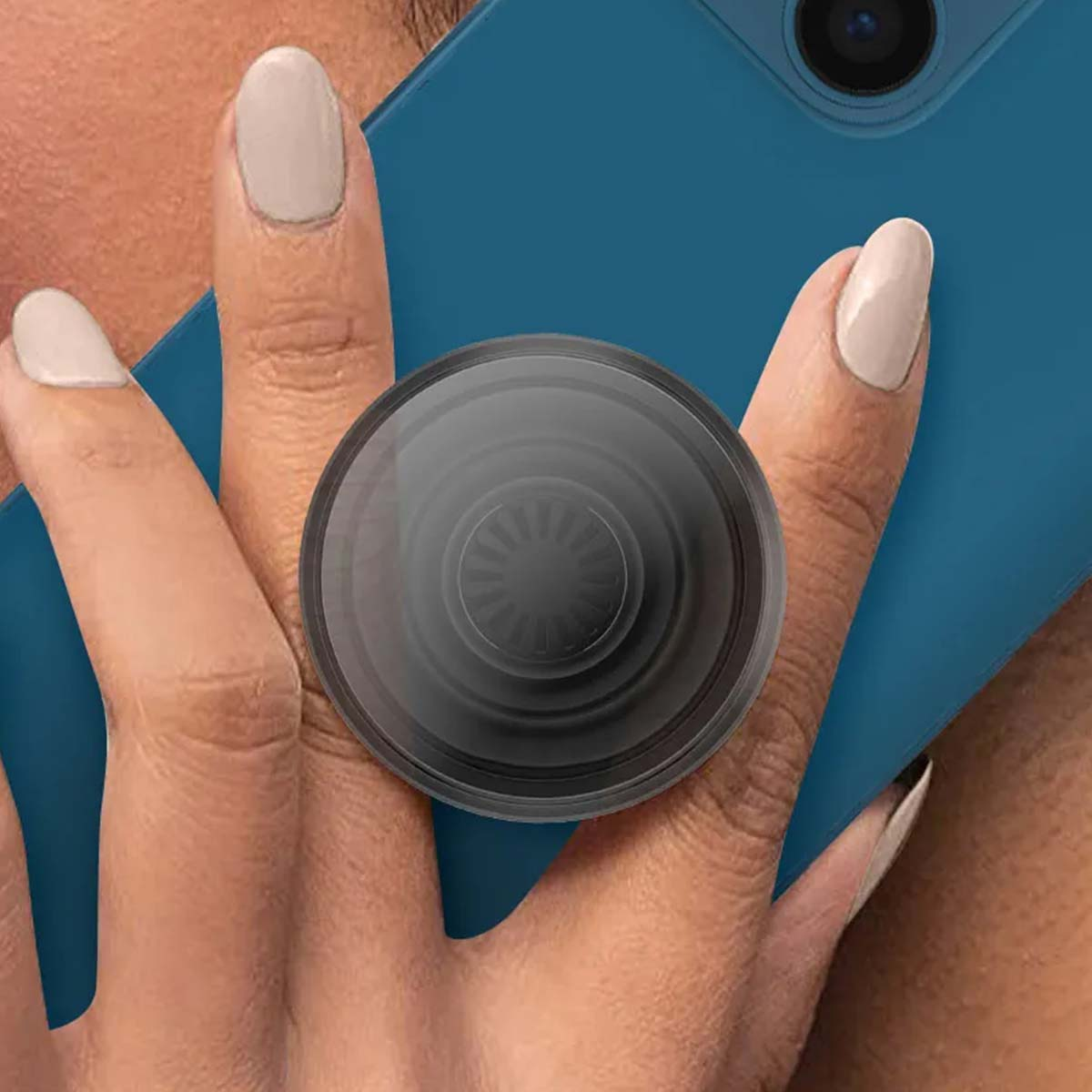 Una mano tiene uno smartphone blu con un accessorio di presa nero.