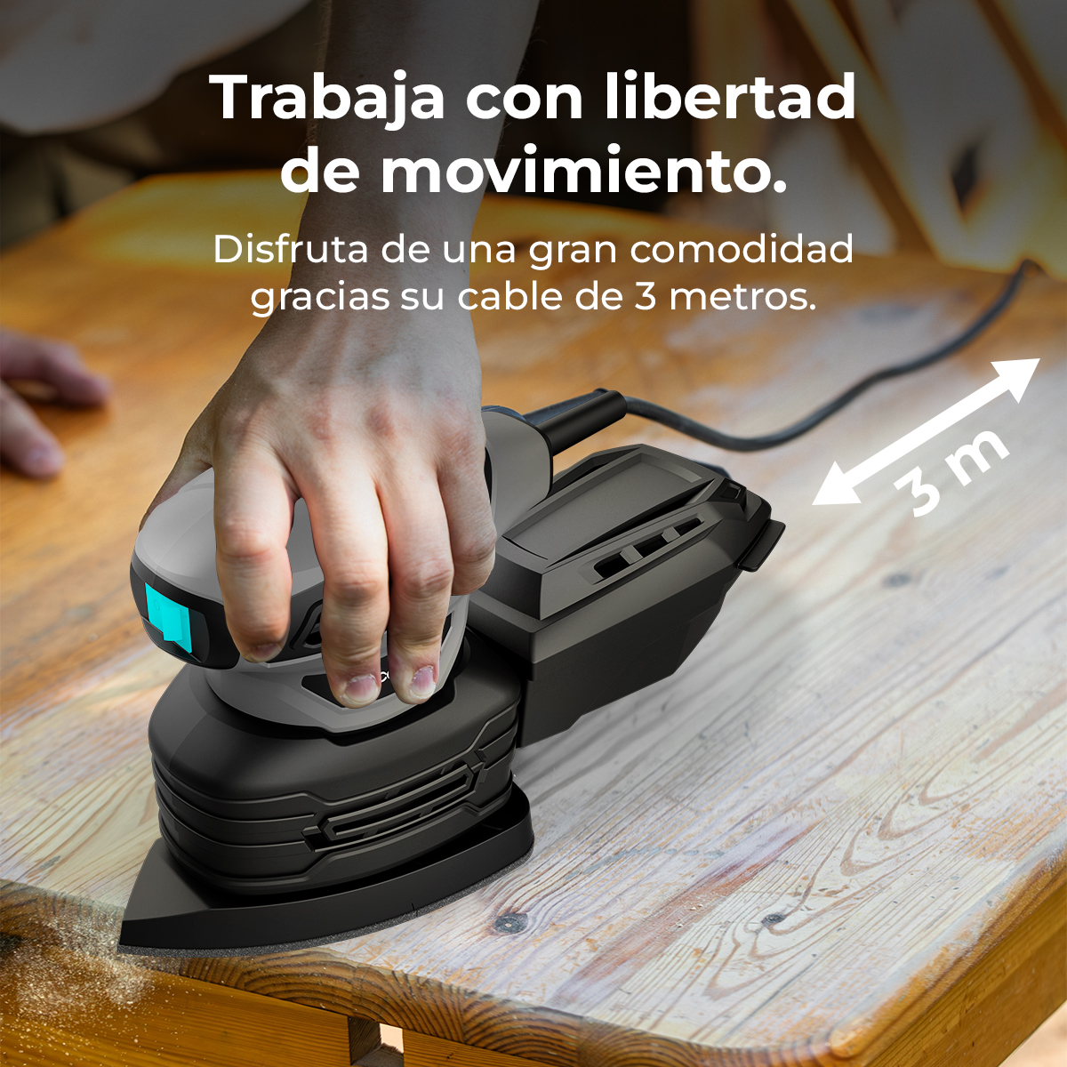 Una mano aziona una levigatrice nera su un tavolo di legno. Cavo da 3m.