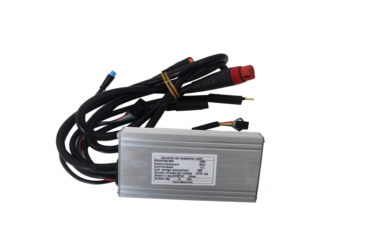 Gümüş kontrolcü, siyah kablolar ve konektörler. Cihazda etiket.