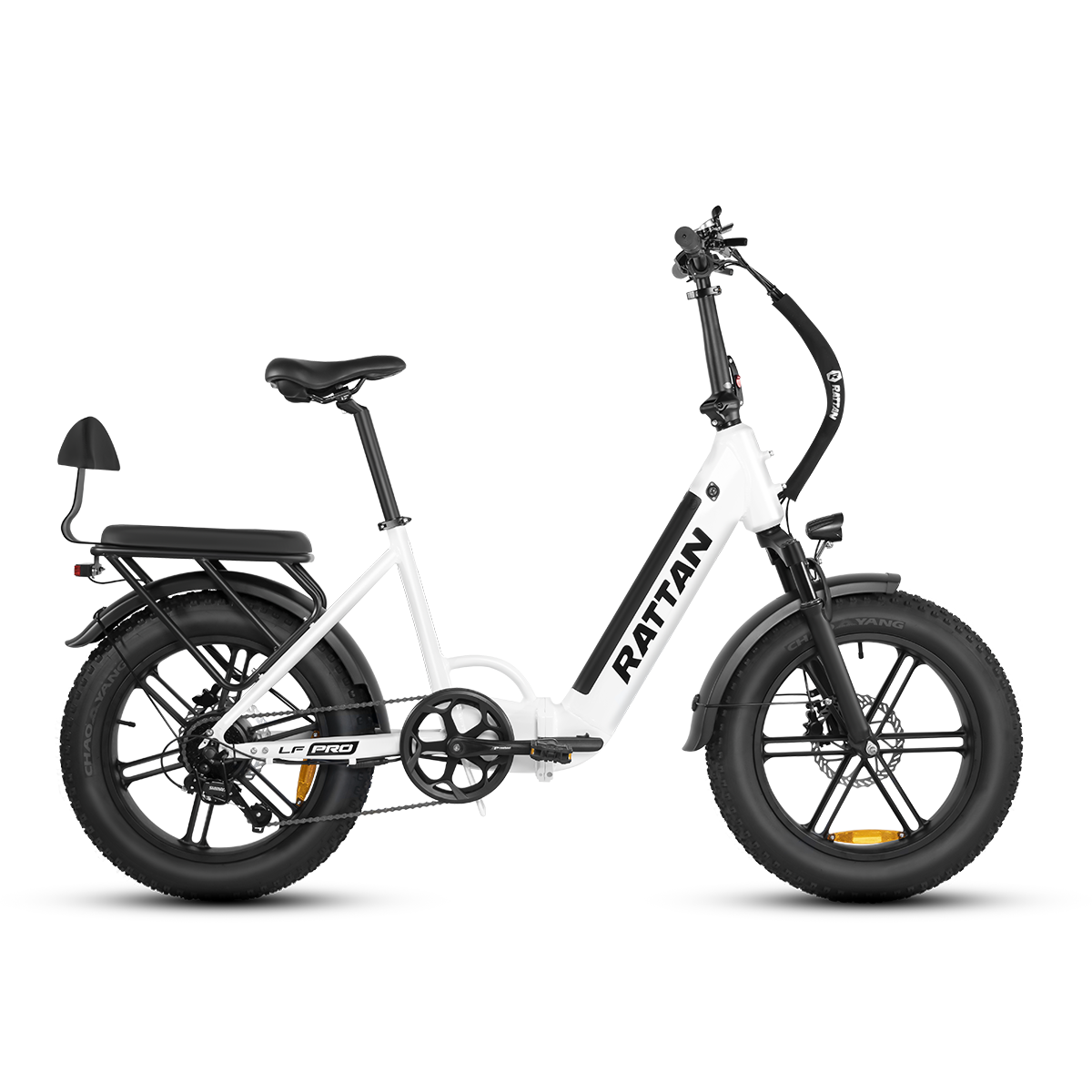 Biały składany rower elektryczny z szerokimi oponami, bagażnikiem i siedzeniem z oparciem.