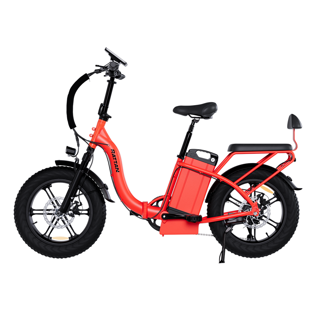 Czerwony rower elektryczny z grubymi oponami i bagażnikiem, na białym tle.