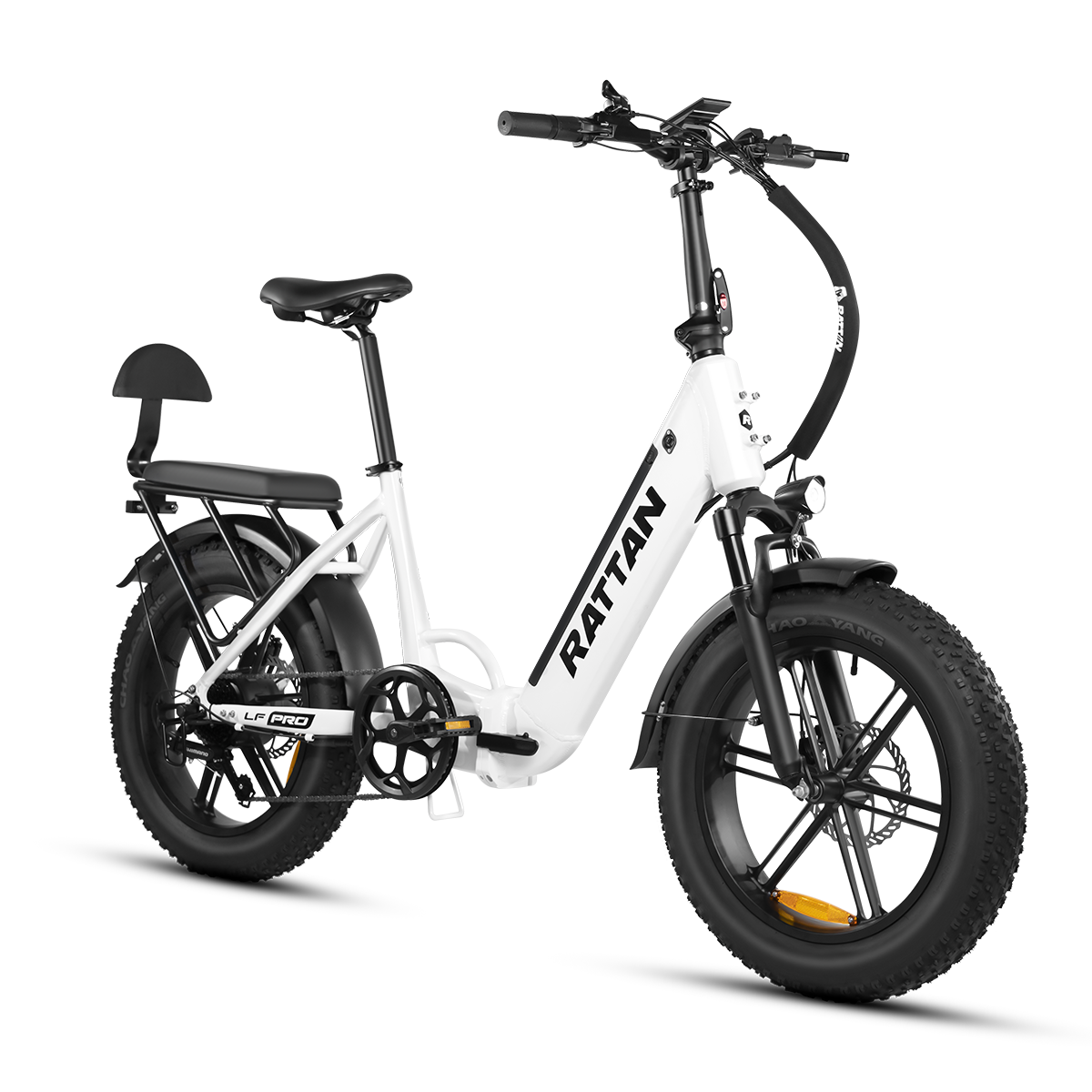 Biały rower elektryczny RATTAN z grubymi oponami, bagażnikiem i fotelikiem dziecięcym.