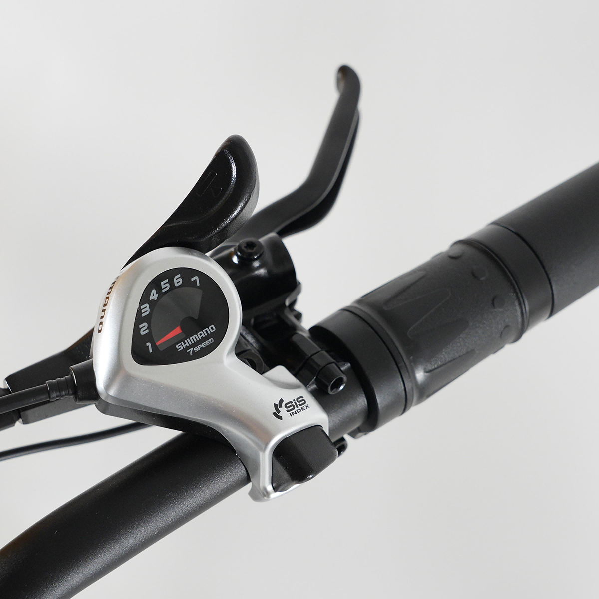 Przerzutka Shimano 7-biegowa z wyświetlaczem liczbowym i dźwignią hamulca.