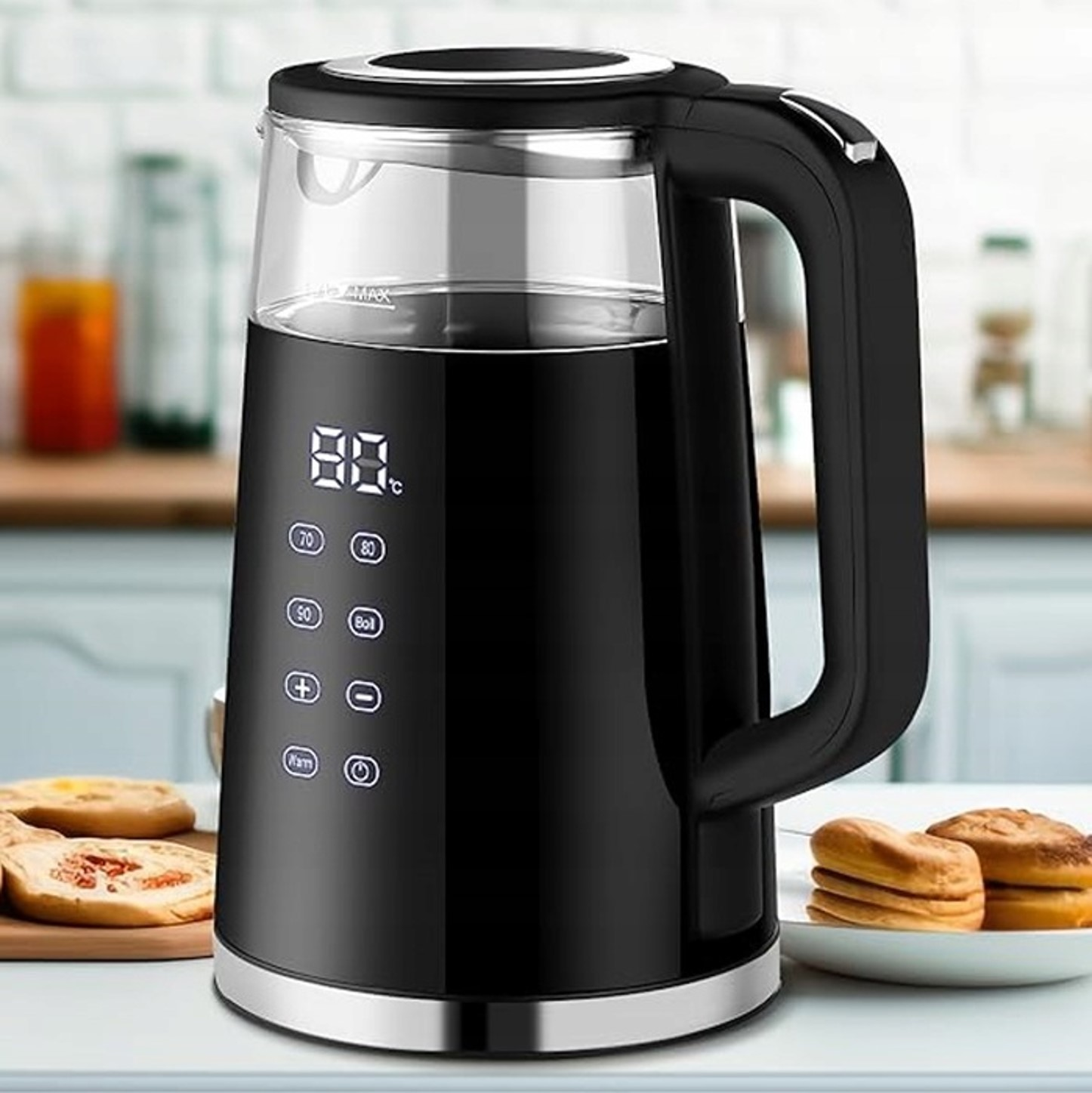 Czajnik elektryczny czarny ze szklaną górą i cyfrowym wyświetlaczem stoi na blacie.