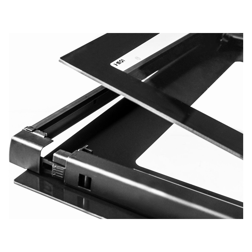 Close-up van een zwart metalen frame met scharnieren en een wit etiket.