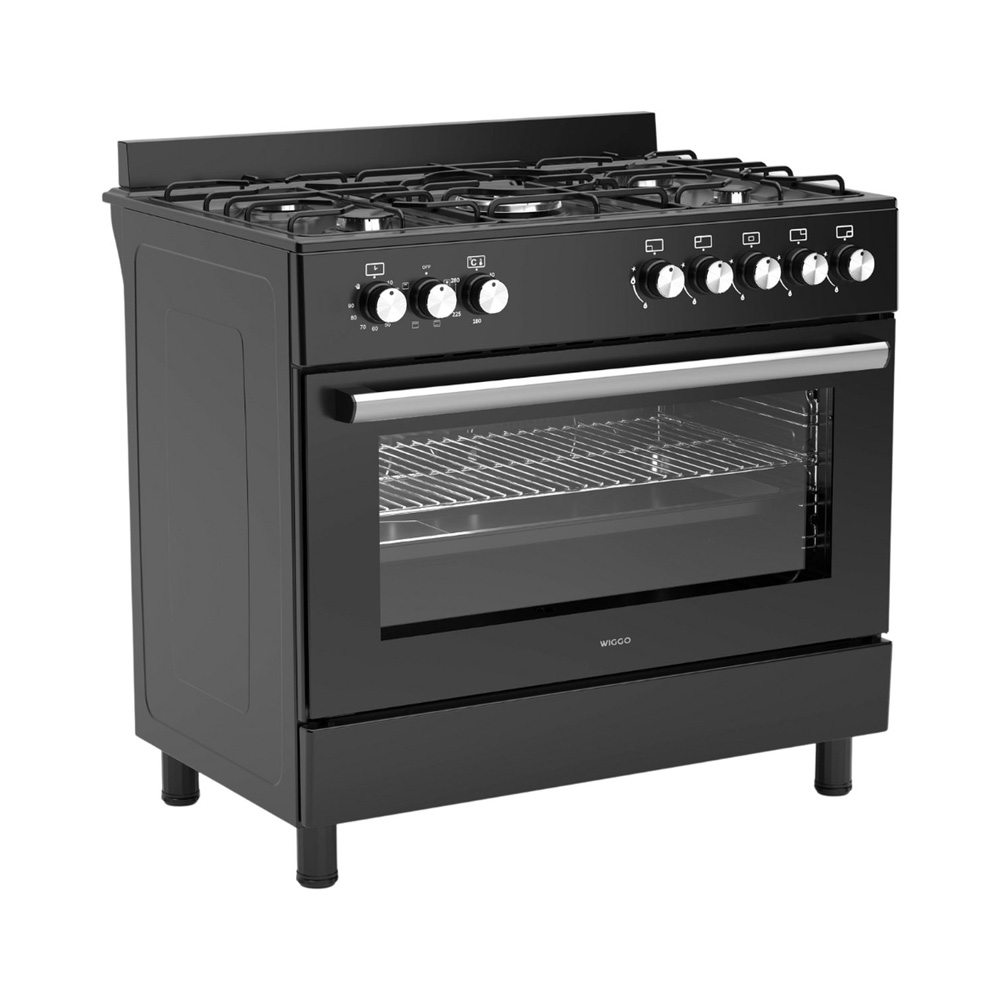 Zwarte gasfornuis met vier branders, oven en zilveren handvat.