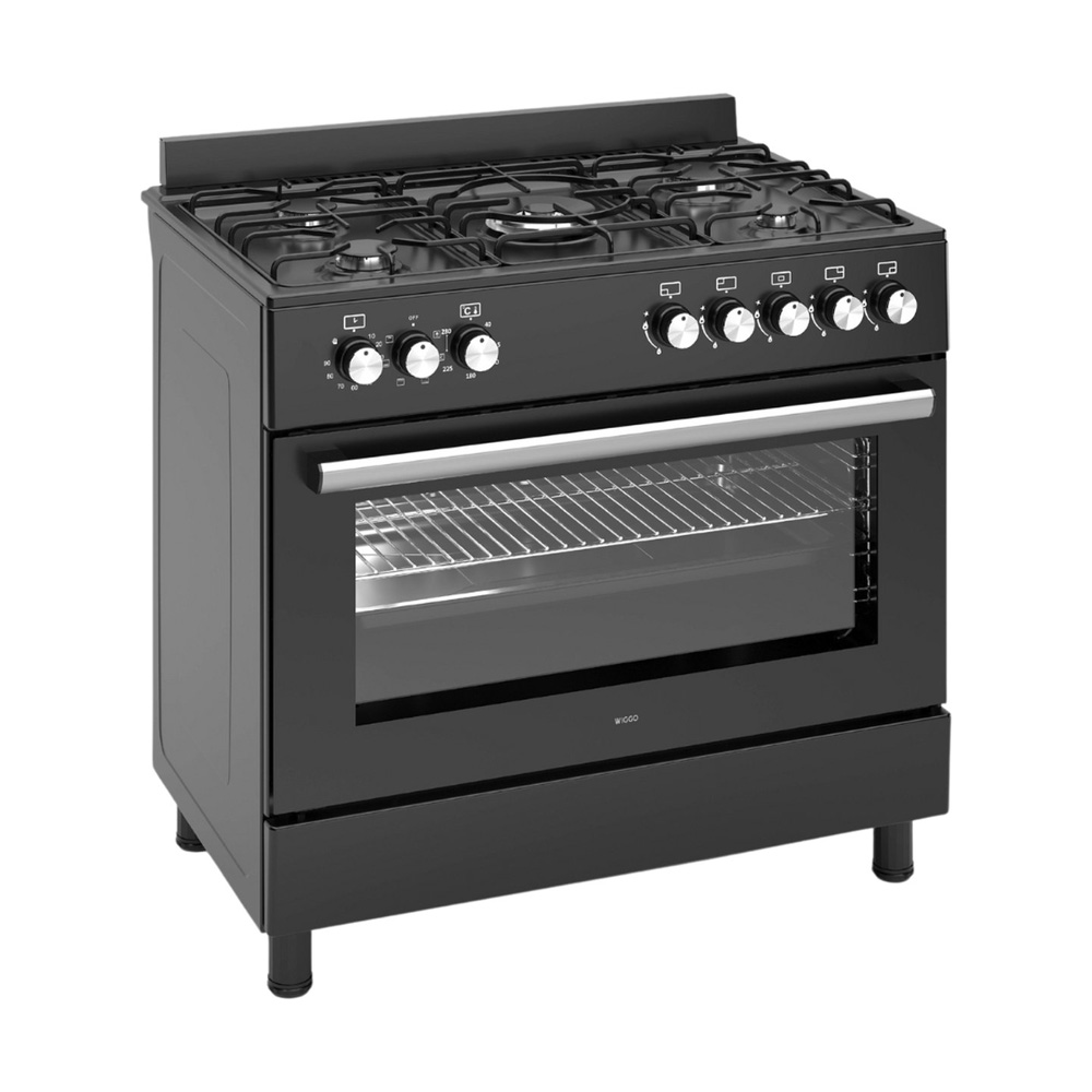 Zwarte gasfornuis met vier branders en een oven met glazen raam en chroom handvat.