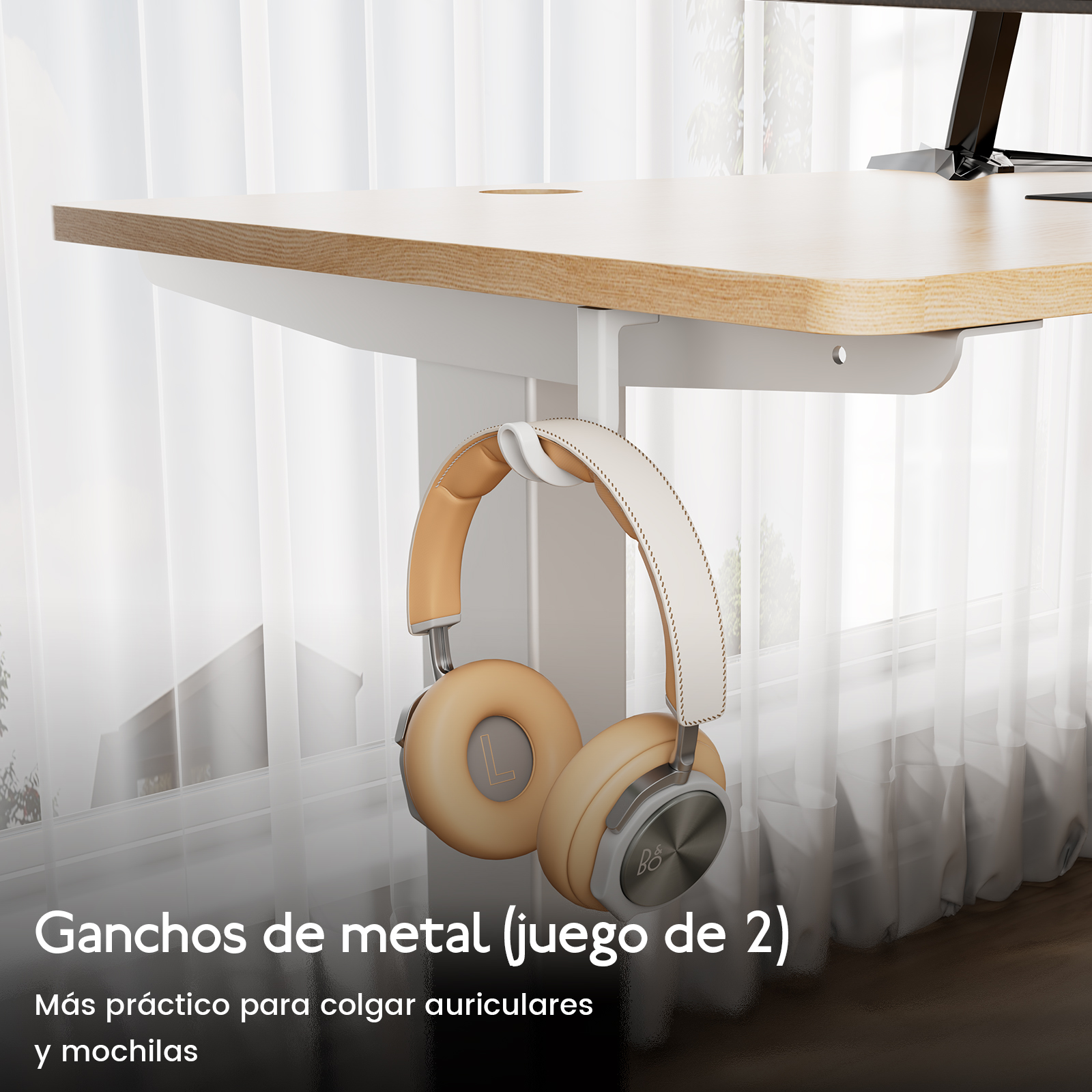 Auriculares colgados de un gancho debajo de un escritorio. Cortinas al fondo.