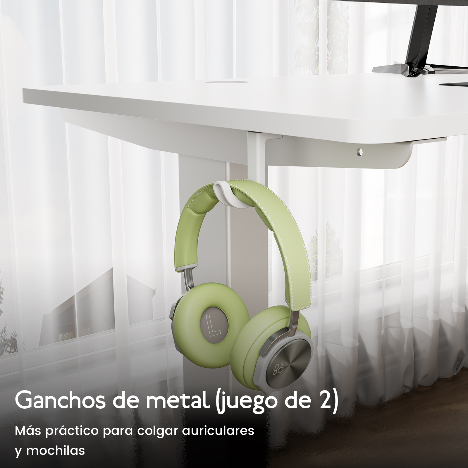 Unos auriculares verde claro cuelgan de un gancho blanco debajo de un escritorio.