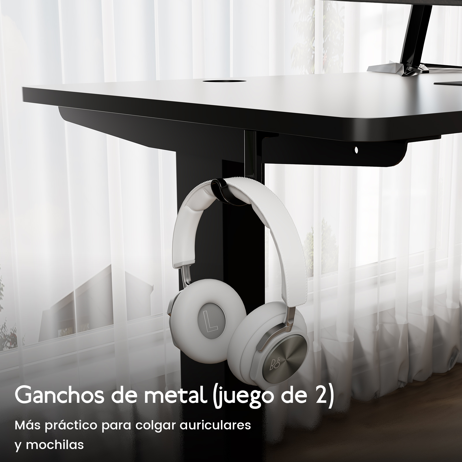Auriculares blancos cuelgan de un gancho negro bajo un escritorio.