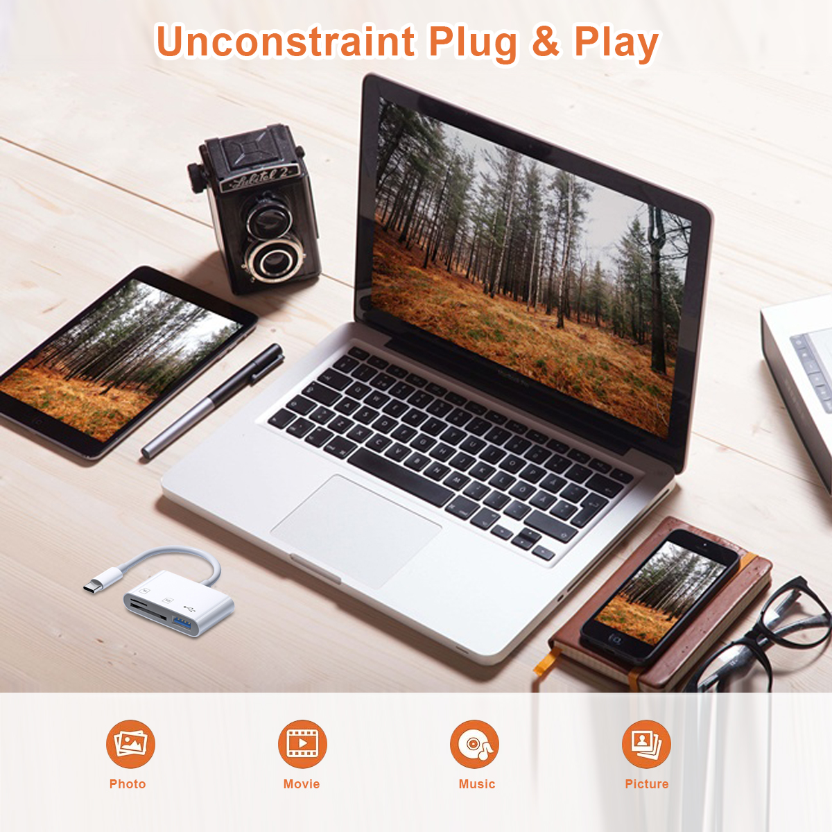 Ein Laptop, Tablet, Kamera und Smartphone auf einem Holztisch