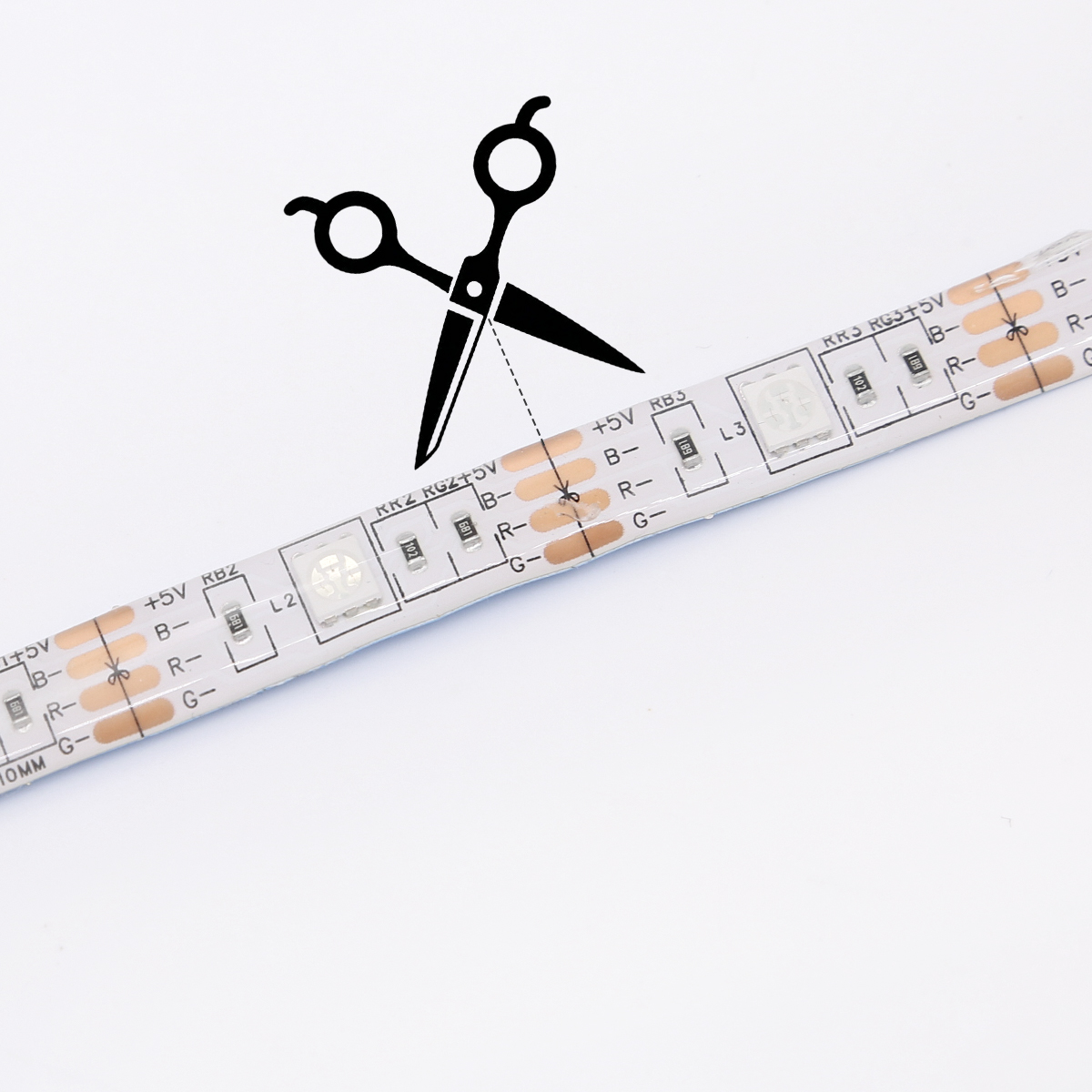 Schere schneidet über eine LED-Streifenplatine mit Markierungen für +5V, B-, R-, G-