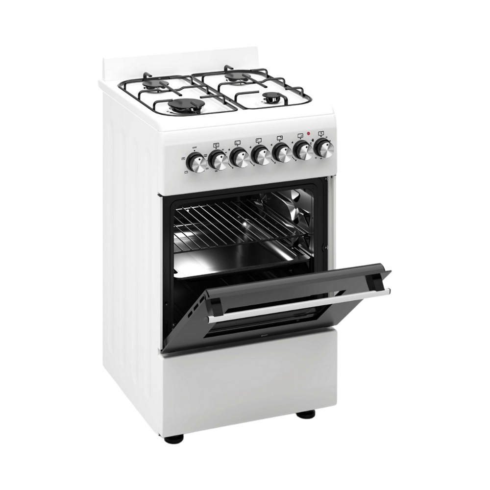 Une cuisinière à gaz blanche avec porte de four ouverte, quatre brûleurs et boutons.