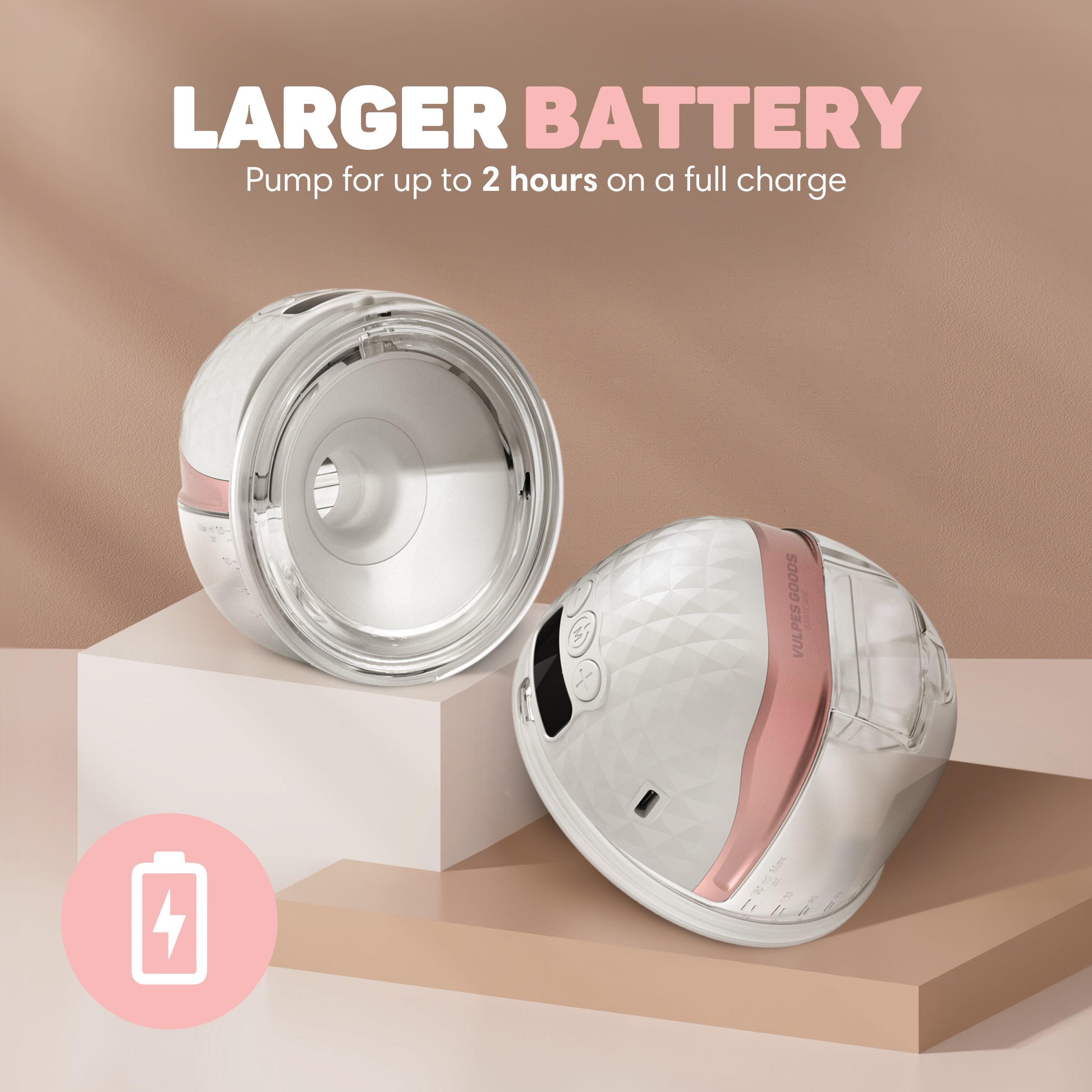 Zwei weiße Milchpumpen auf Podesten mit rosa Akzenten. Text: Größere Batterie.