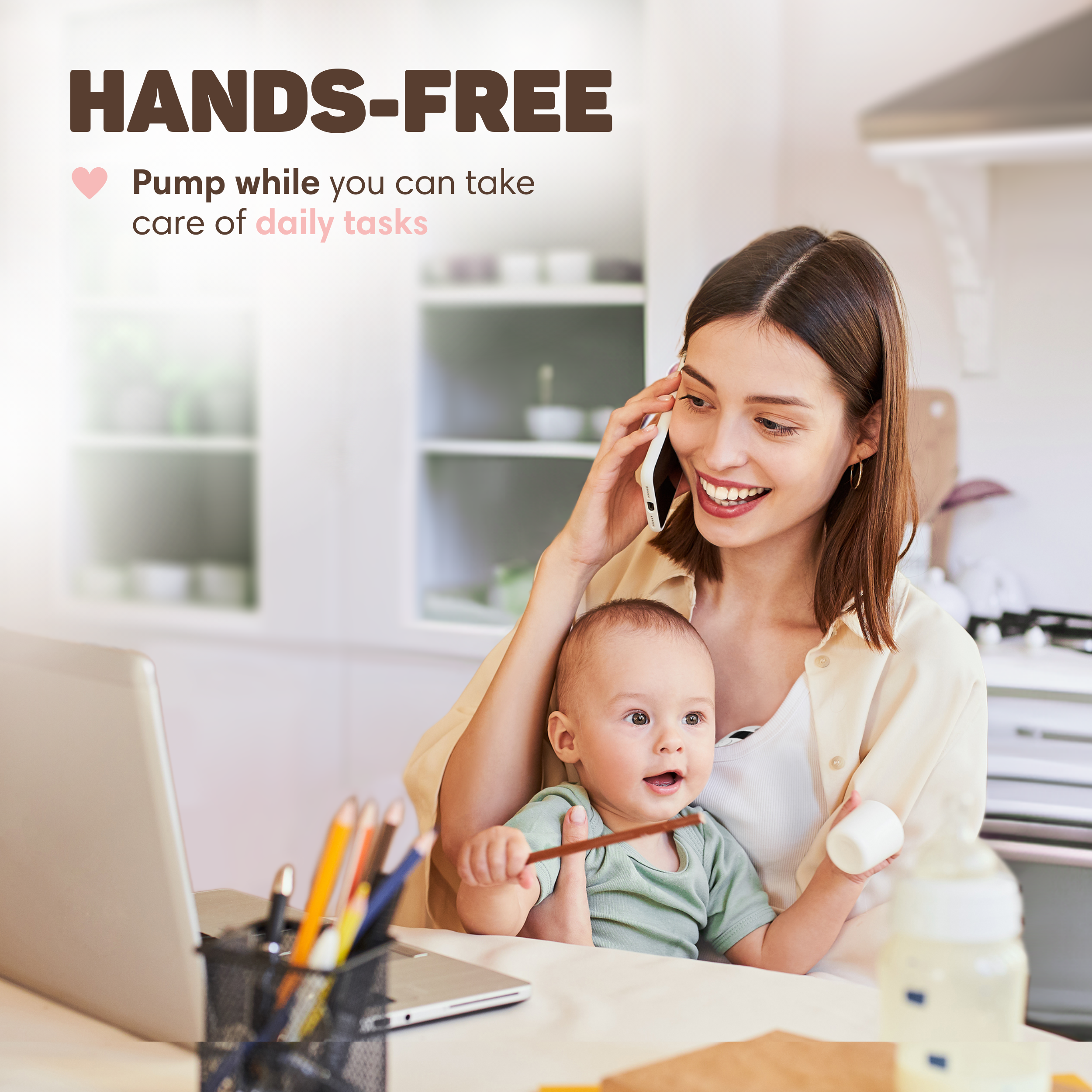 Eine Frau telefoniert, während sie ein Baby hält. Ein Laptop und eine Milchflasche sind auf dem Tisch.