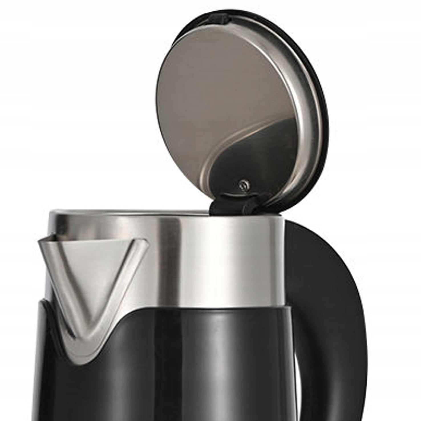 Zbliżenie czajnika elektrycznego, czarnego, z otwartą pokrywą ze stali nierdzewnej i dziobkiem.