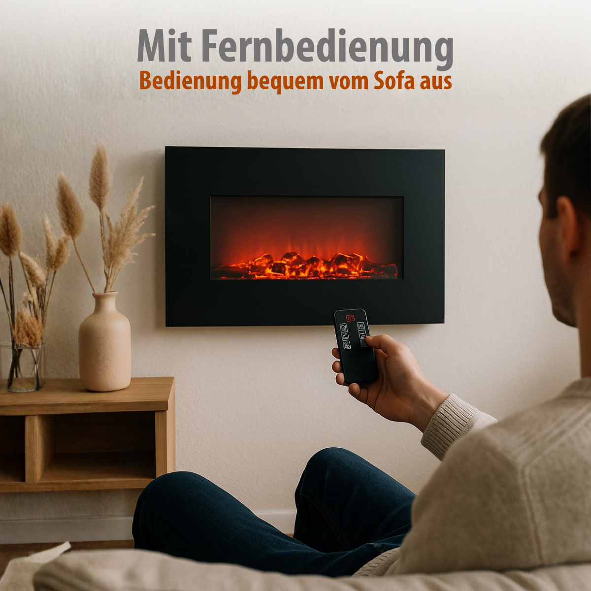 Mann bedient Kamin mit Fernbedienung vom Sofa aus.