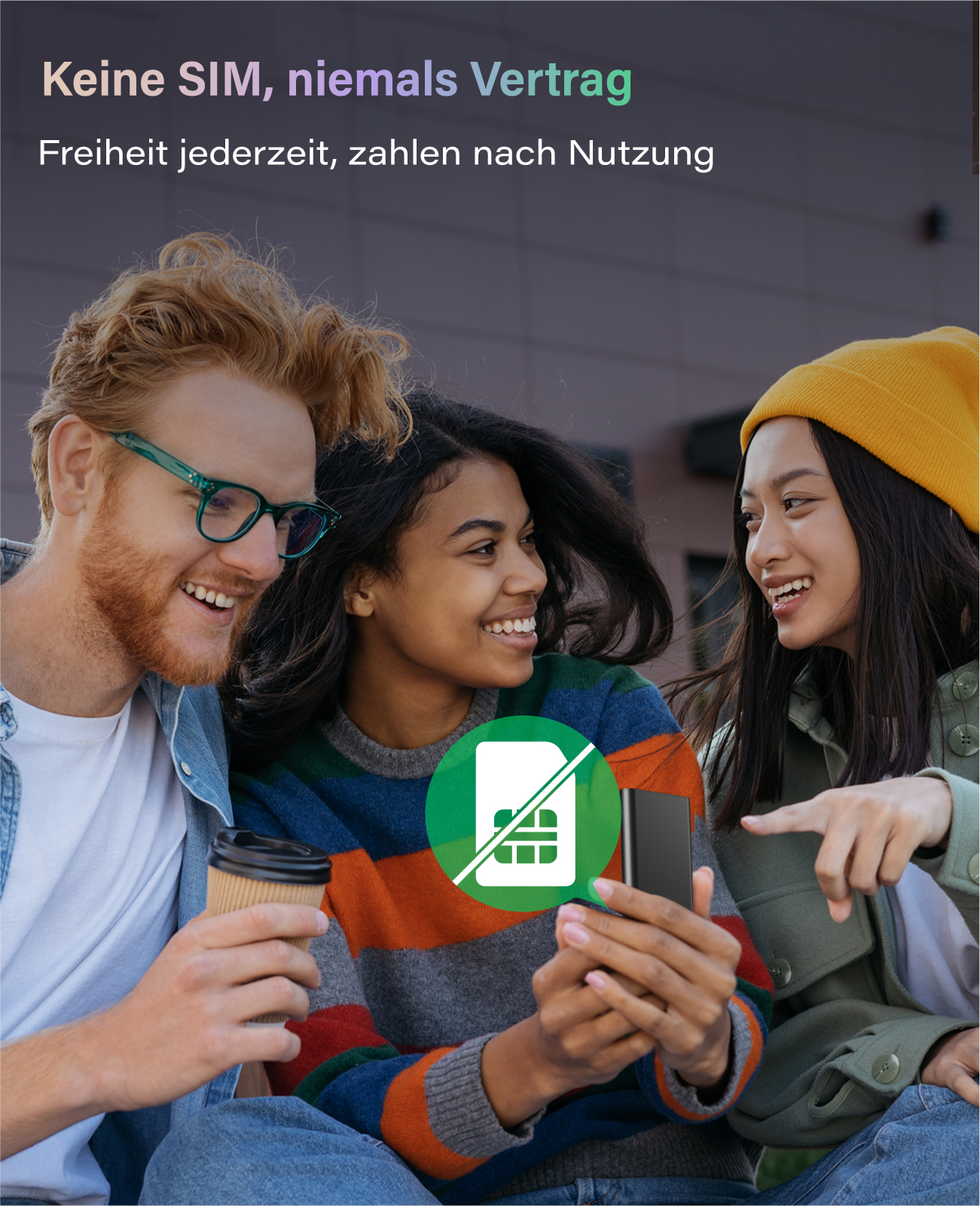 Drei junge Leute lachen, eine hält Kaffee, die andere ein Smartphone mit SIM-Symbol.