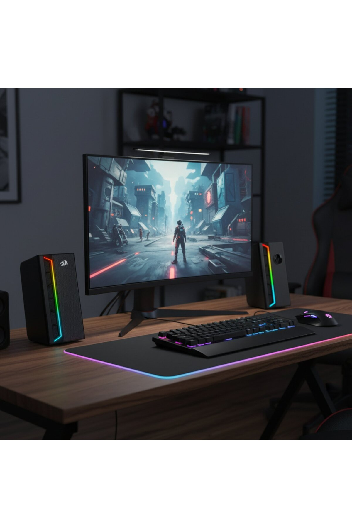 Ahşap masada RGB aydınlatmalı hoparlörler, klavye ve fare içeren bir oyun kurulumu.