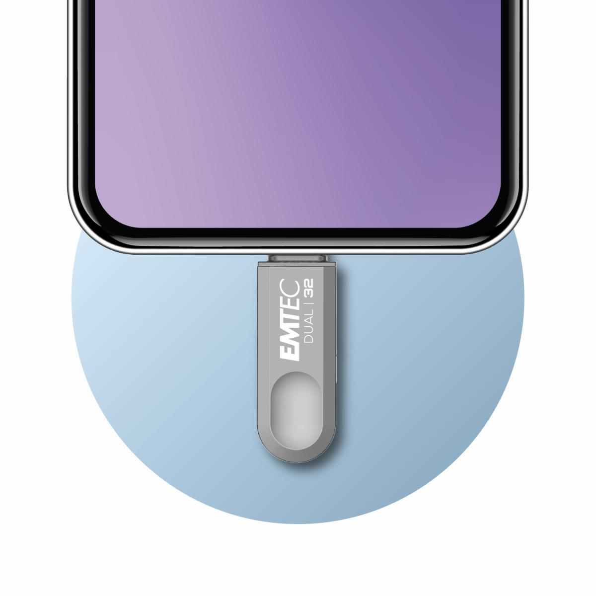 Un'unità USB grigia con etichetta EMTEC DUAL 32 è collegata a uno smartphone.