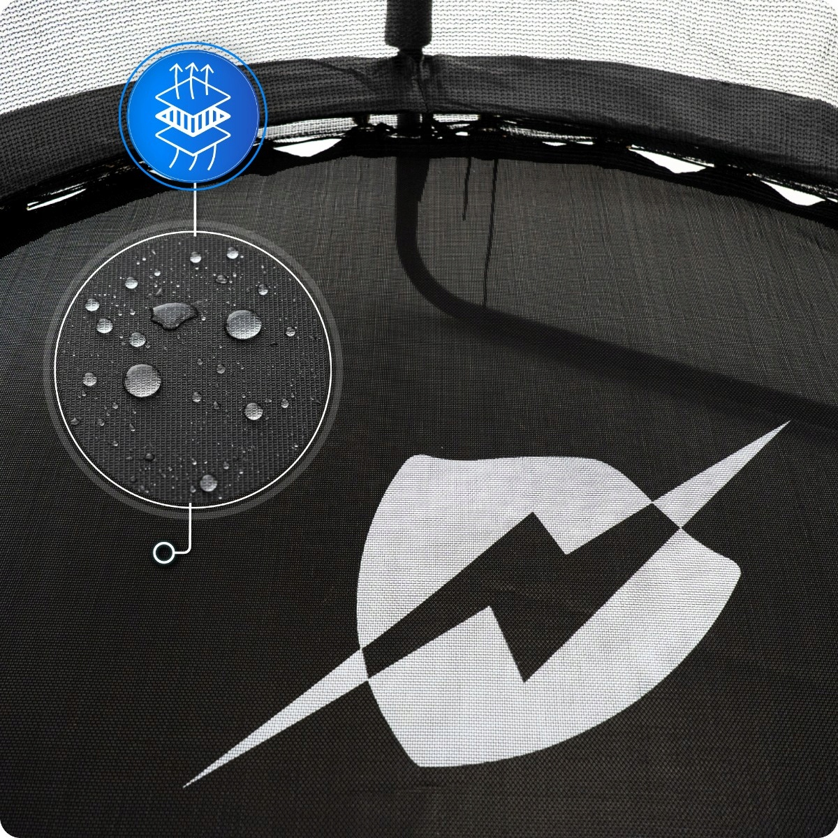 Czarna trampolina z niebieskim symbolem koła i kroplami wody.