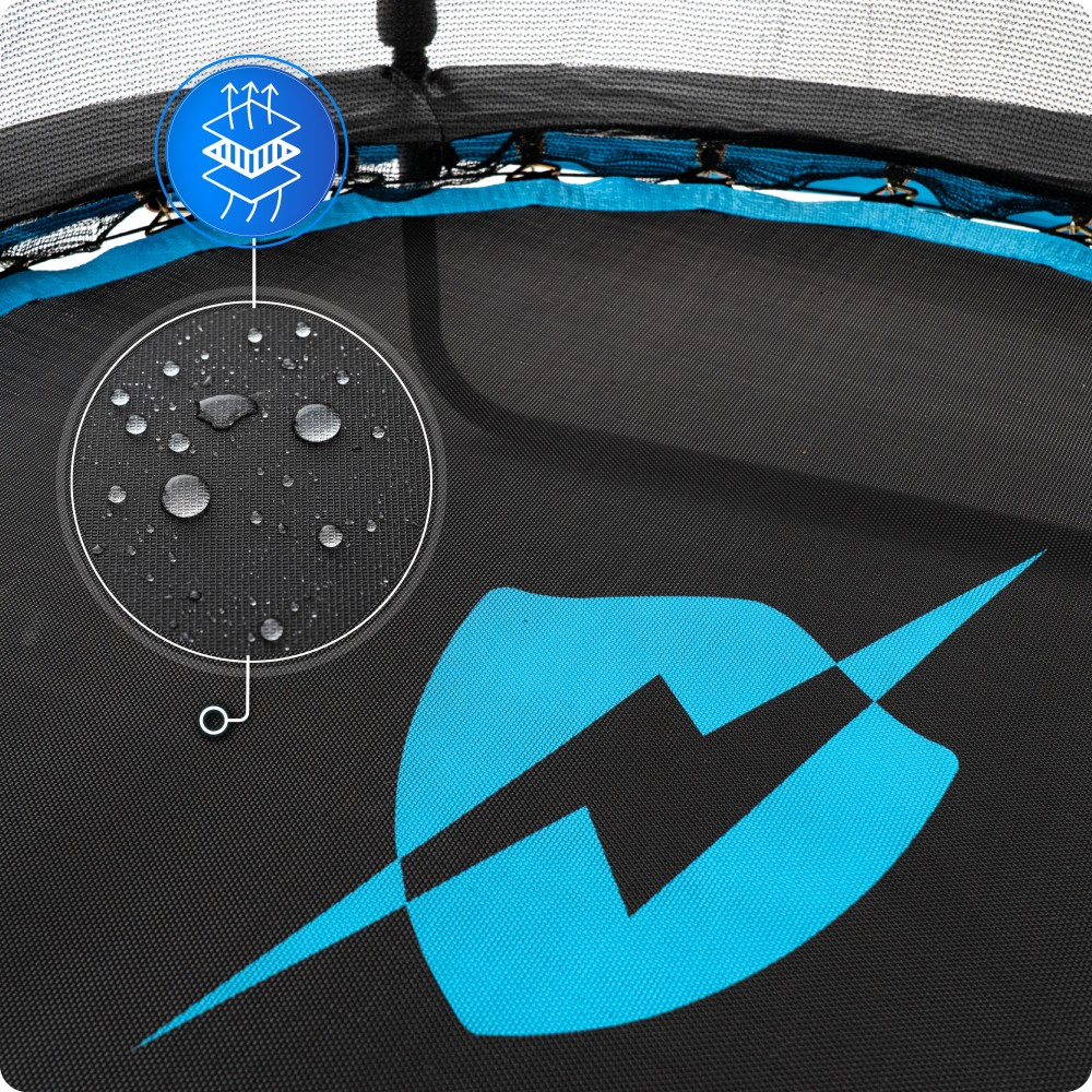 Mata do trampoliny z niebieskim logo błyskawicy i kroplami wody w kółku.