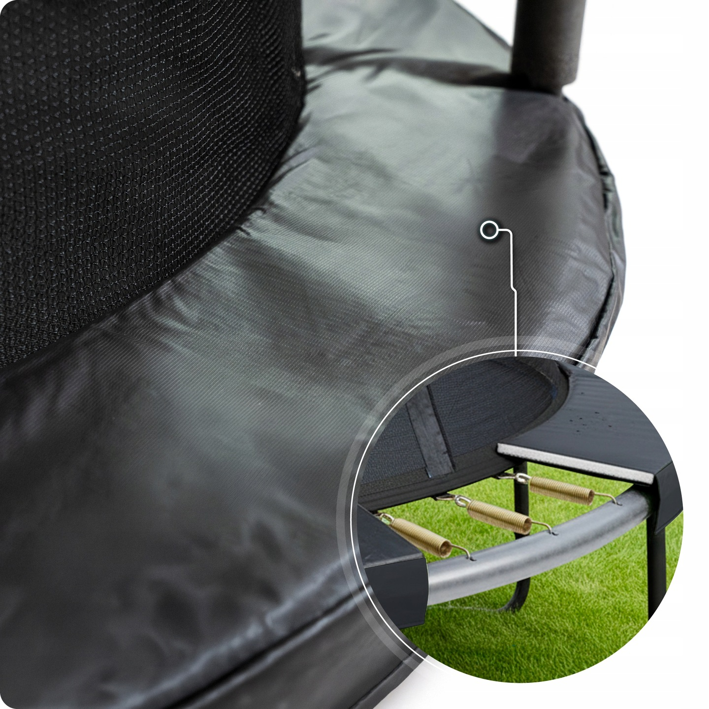 Zbliżenie czarnej wyściółki trampoliny z okrągłym wstawkiem pokazującym sprężyny.