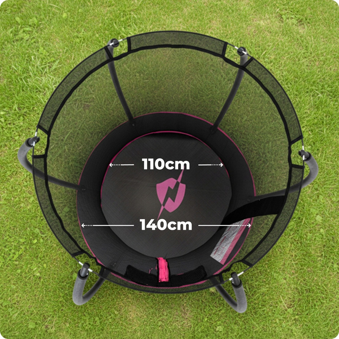 Trampolina z siatką ochronną na trawie, wymiary 110/140cm.