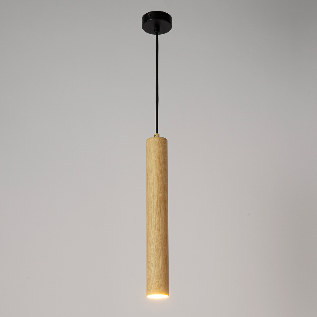 Una lámpara colgante cilíndrica de madera con montura negra y cable.