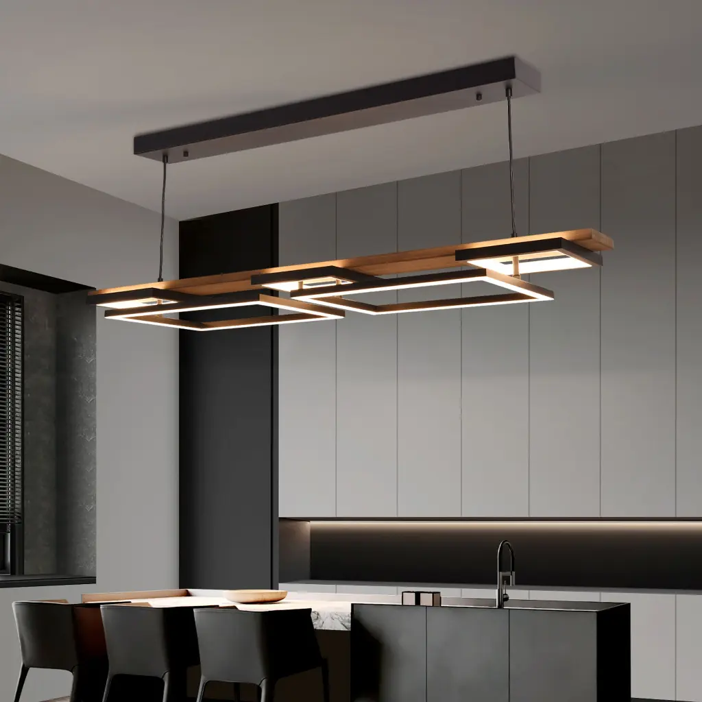 Un candelabro moderno con marcos de madera y metal negro sobre una isla de cocina.