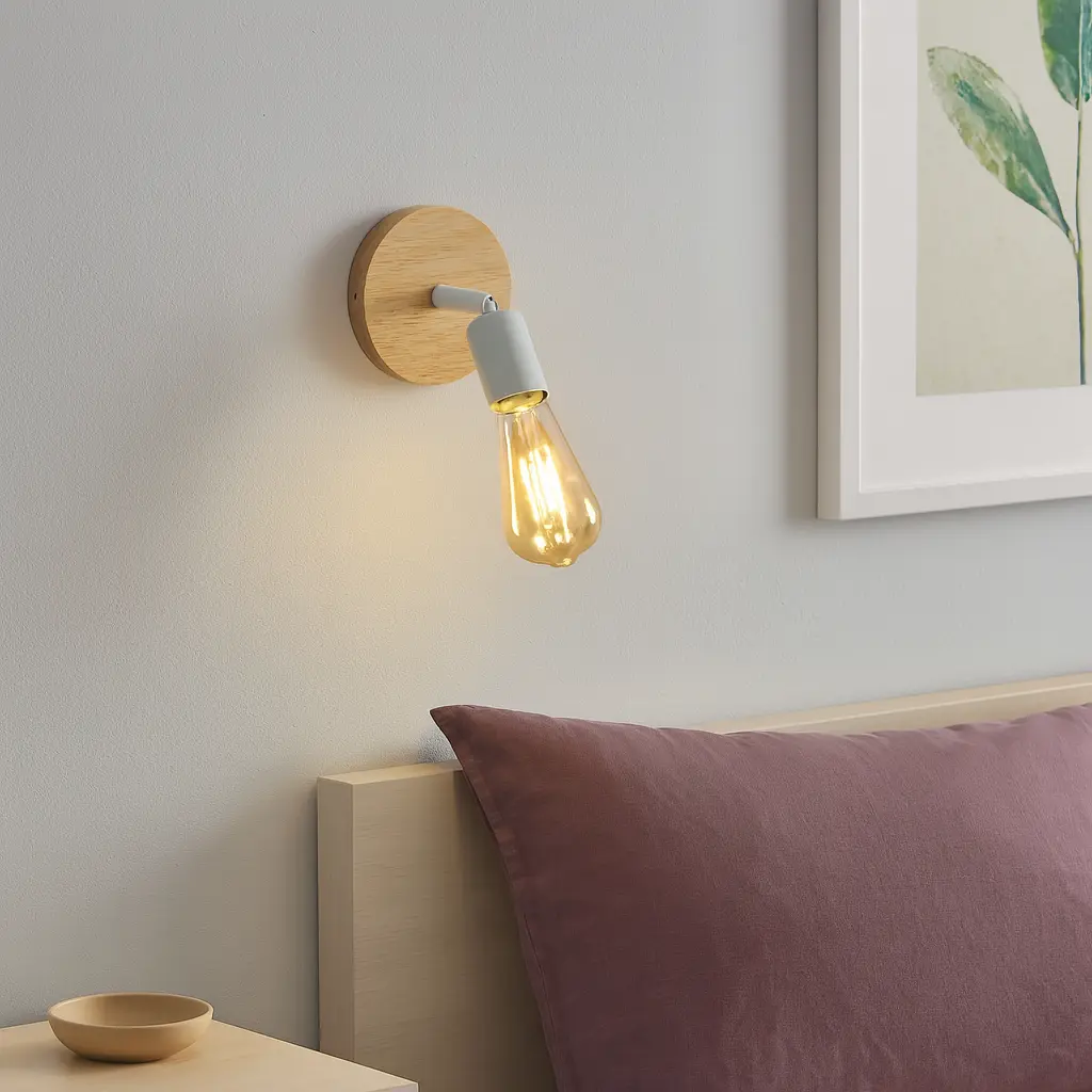 Lámpara de pared con base de madera, bombilla apuntando hacia abajo.