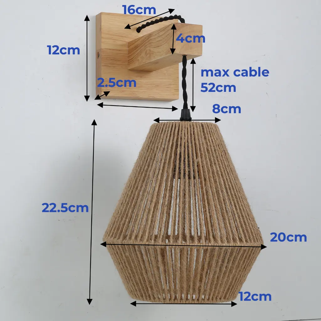Lámpara de pared rústica con montura de madera y pantalla de yute trenzado. Se muestran dimensiones.