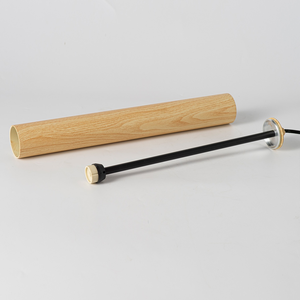 Una sección de tubo de madera y una varilla negra con portalámparas yacen uno al lado del otro.