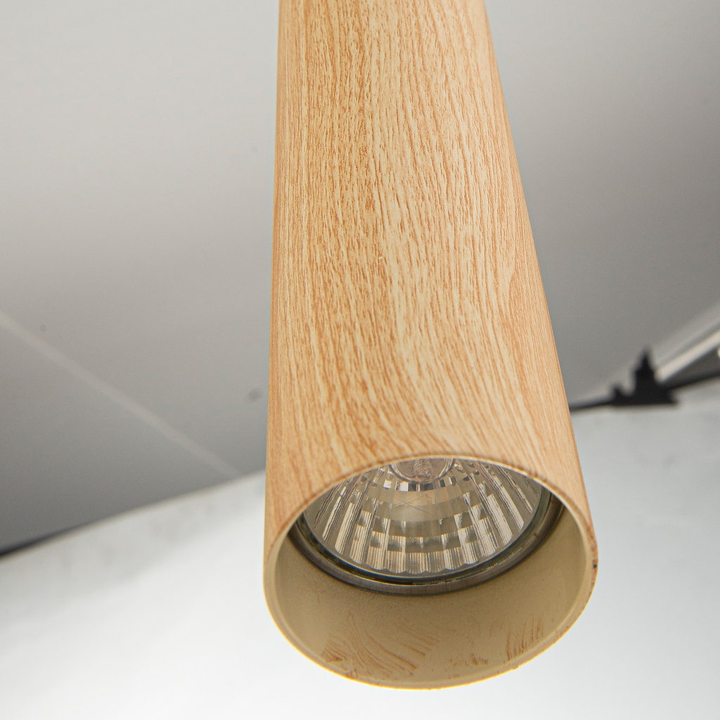 Primer plano de una lámpara colgante con acabado de veta de madera y bombilla visible.