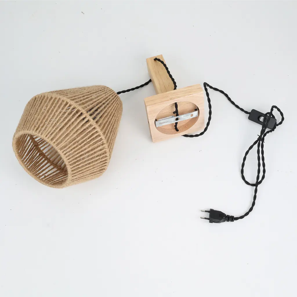 Lámpara colgante de yute con montura de madera y cable negro.